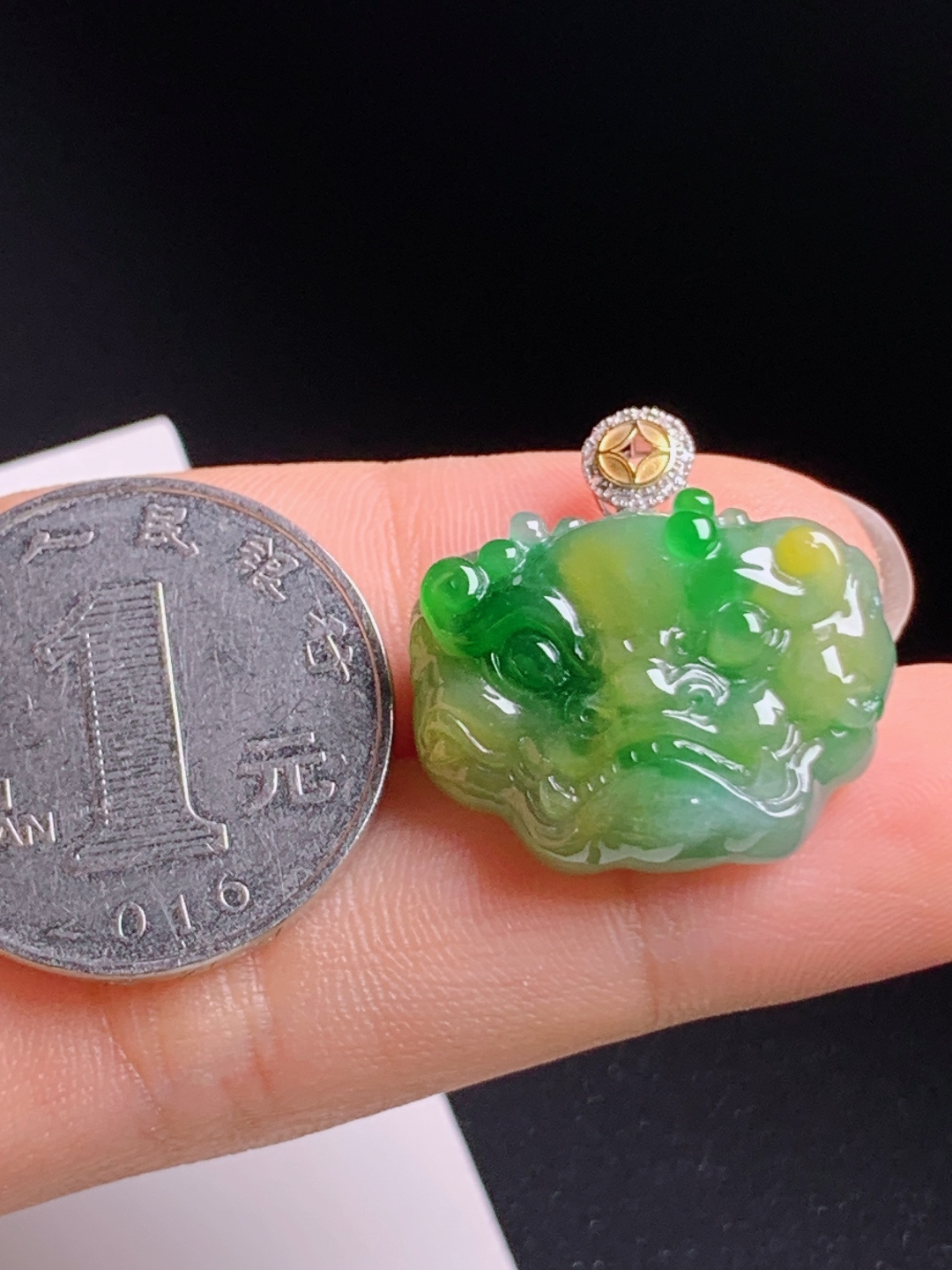 黄加绿瑞兽吊坠，色泽浓郁丰富，雕刻立体生动，金钻搭配精致大气