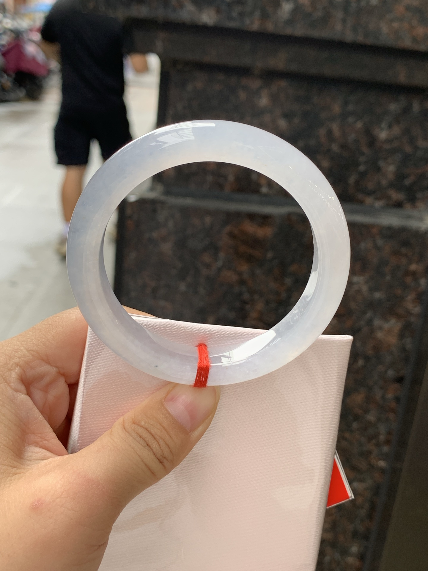白冰正圈 56.1-10.8-8.7 0708-111-76 打灯冰晶纹，底妆冰透起光，一腕清透，简约清爽，不挑肤色年龄，给人一种清雅脱俗，天真纯美的感觉，真不愧是翡翠中的初恋，美得就像一件艺术品~