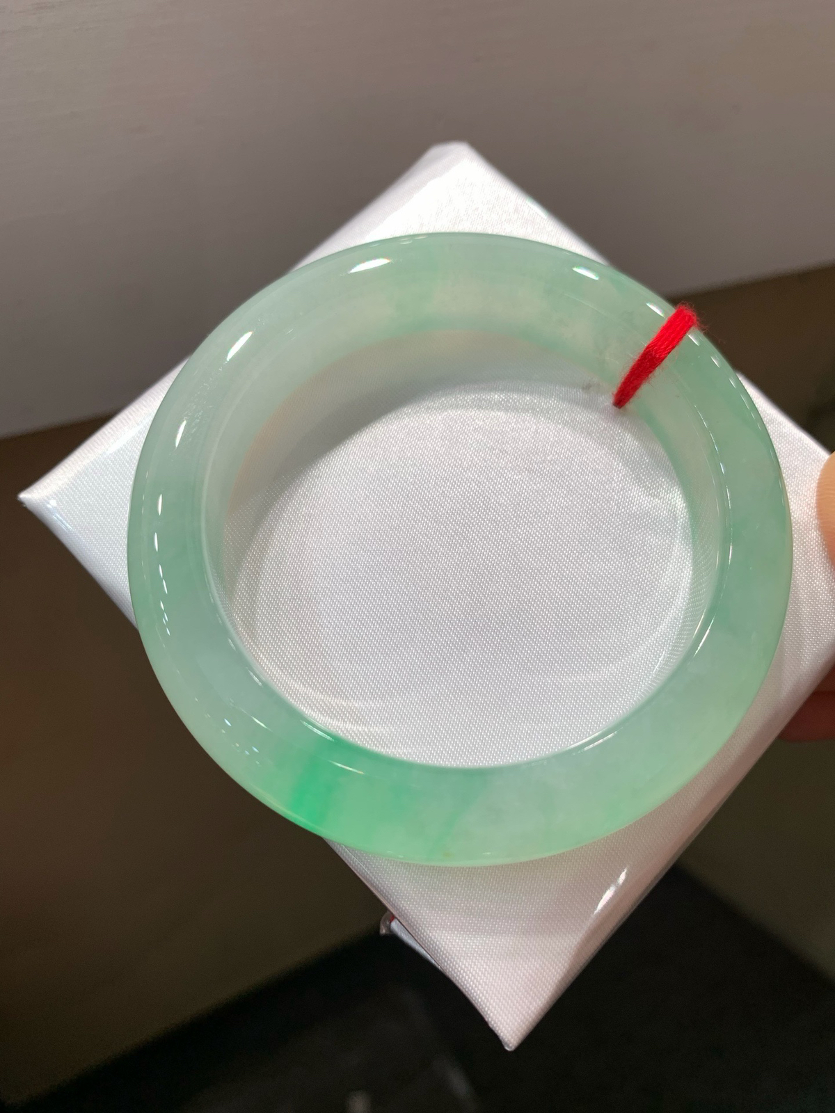 尺寸56.3/12.4/9.7，冰种带色手镯
种好水足