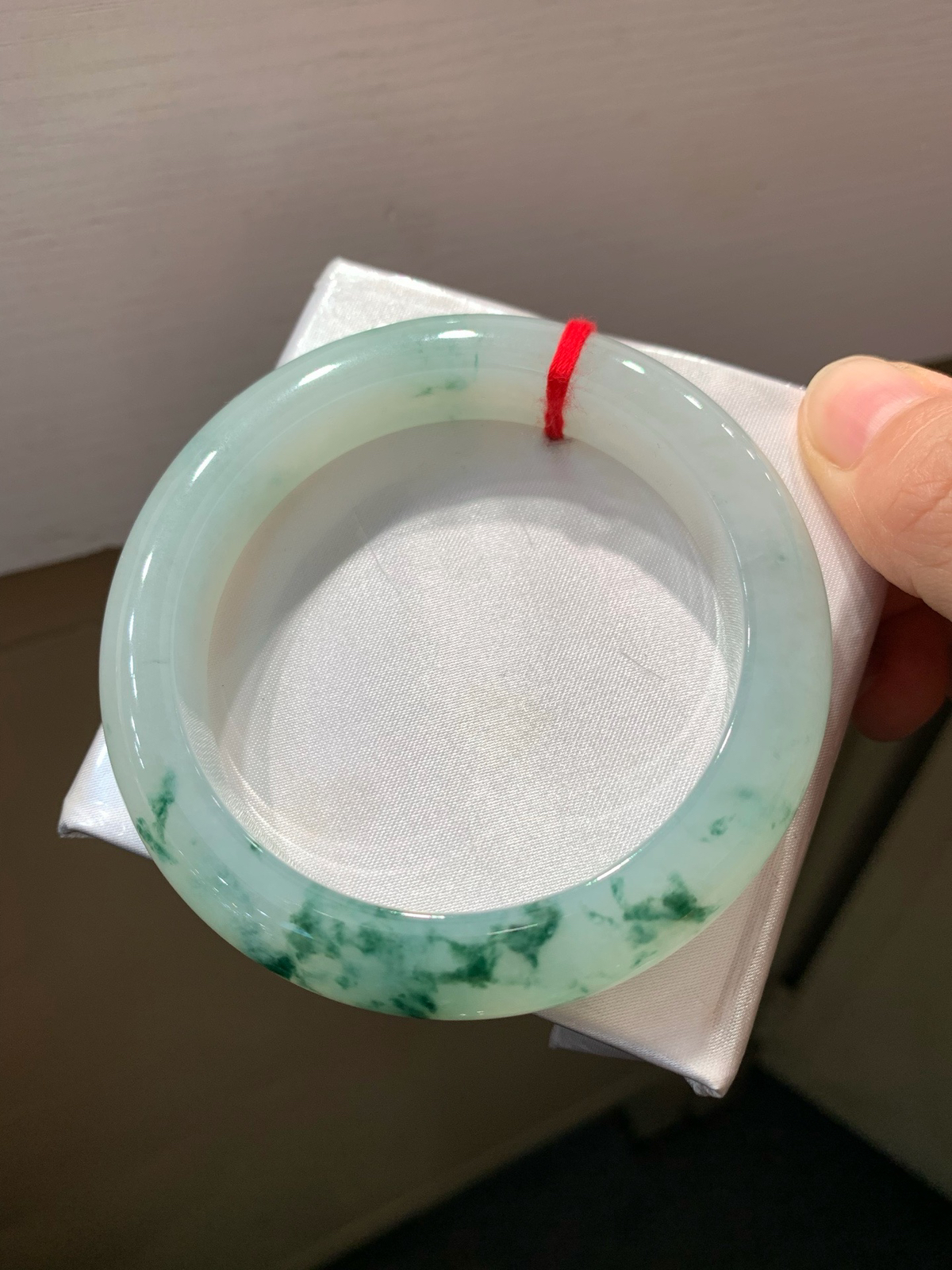 尺寸59.8/12.7/10.6，冰飘花大圈口手镯
冰透水润细腻 清新甜美
