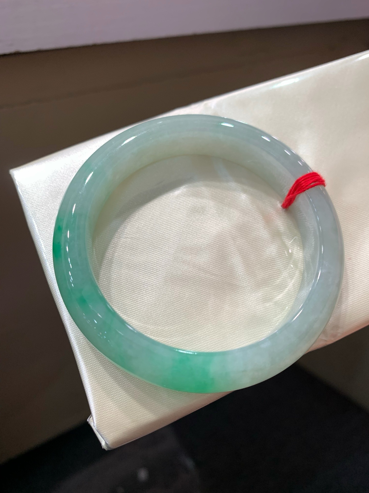 尺寸54.8/12.3/8.6，糯冰带色手镯， 水润颜色辣上手漂亮