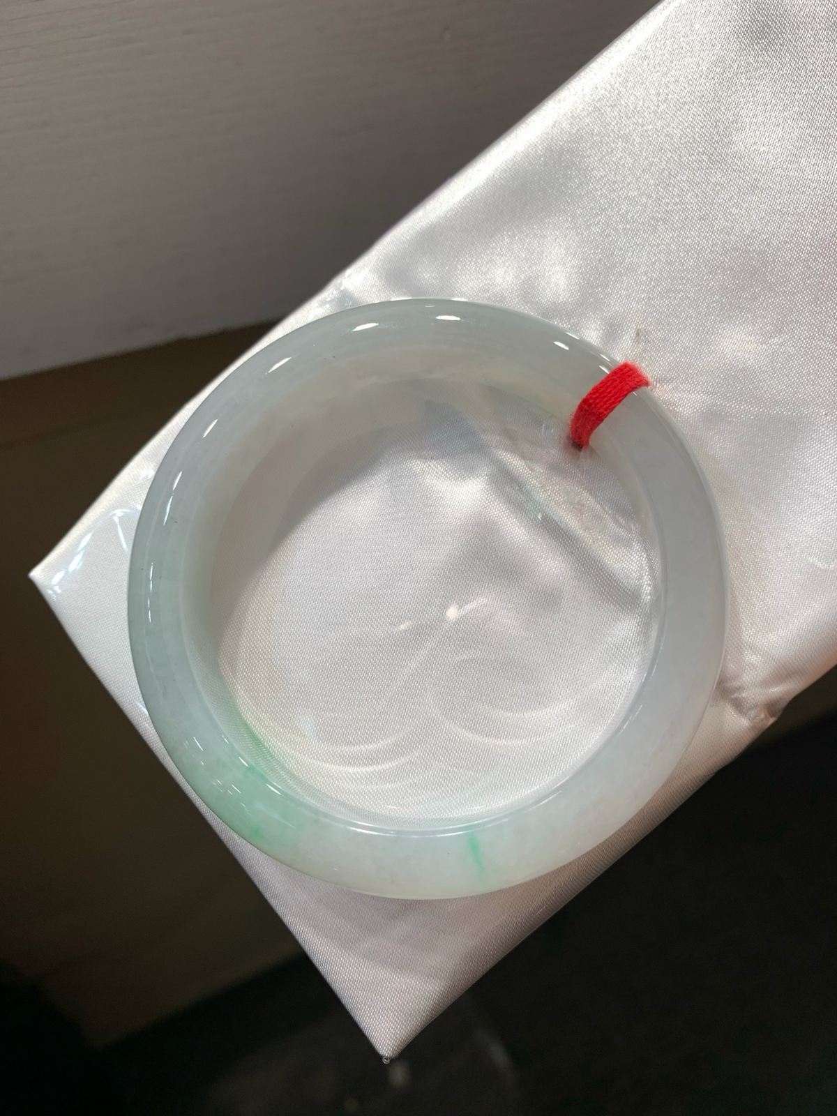 尺寸57.4/12.2/8.8，飘绿手镯
水润细腻 玉质温润 清新甜美