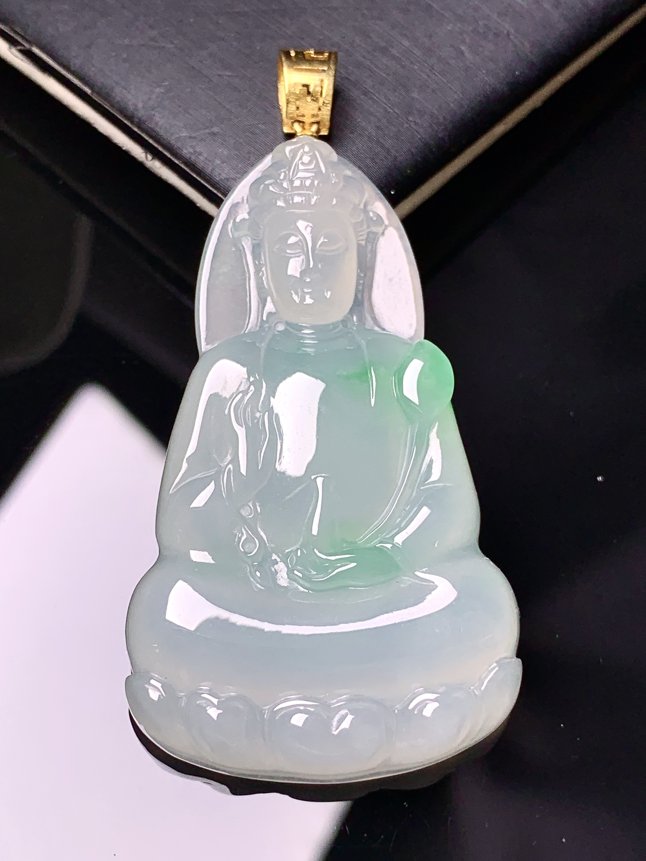 18k金镶嵌飘绿观音菩萨吊坠 玉质细腻 色泽艳丽清新 整体尺寸55*27.5*5.8 e1