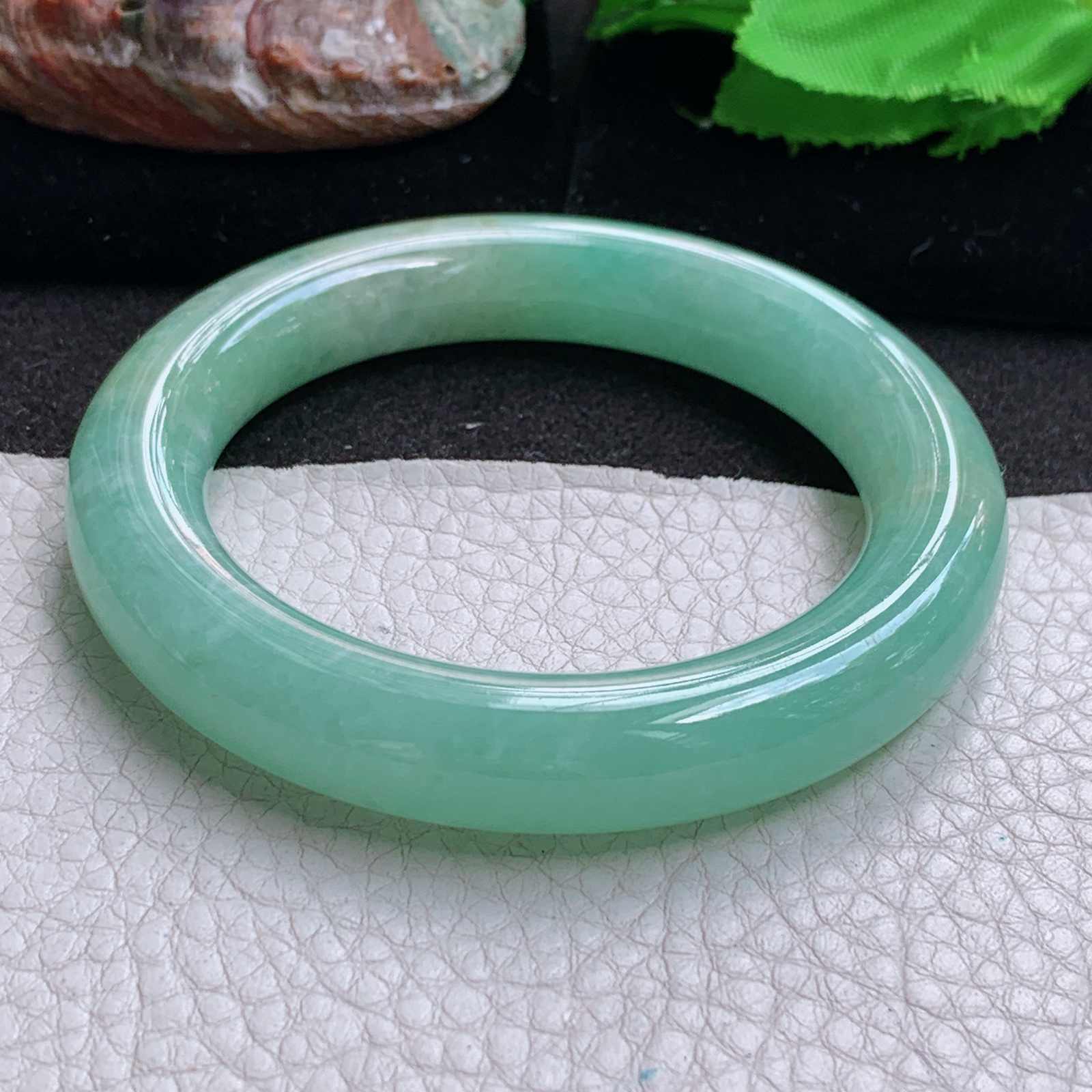 lx实拍55*11.4招财美人镯 缅甸翡翠a货玉手镯高品质甜绿圆条玉手环