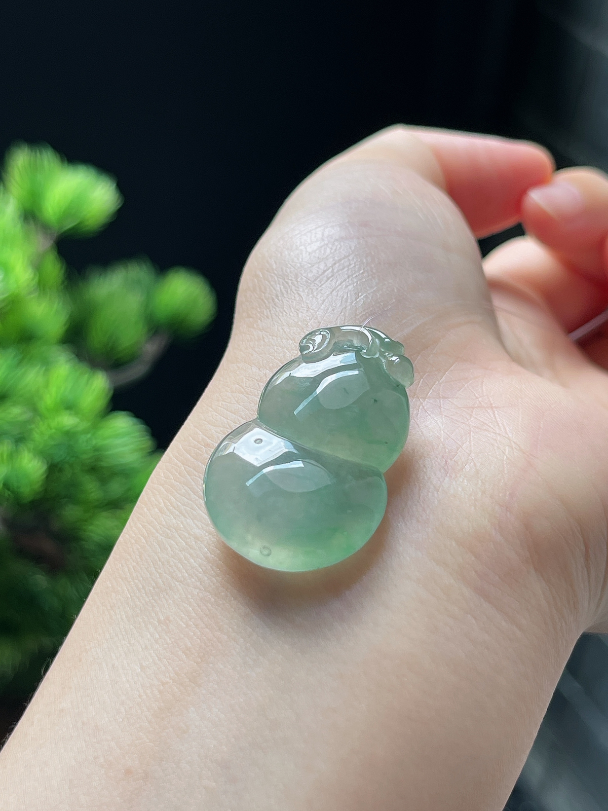 翡翠冰糯种淡绿色葫芦挂件