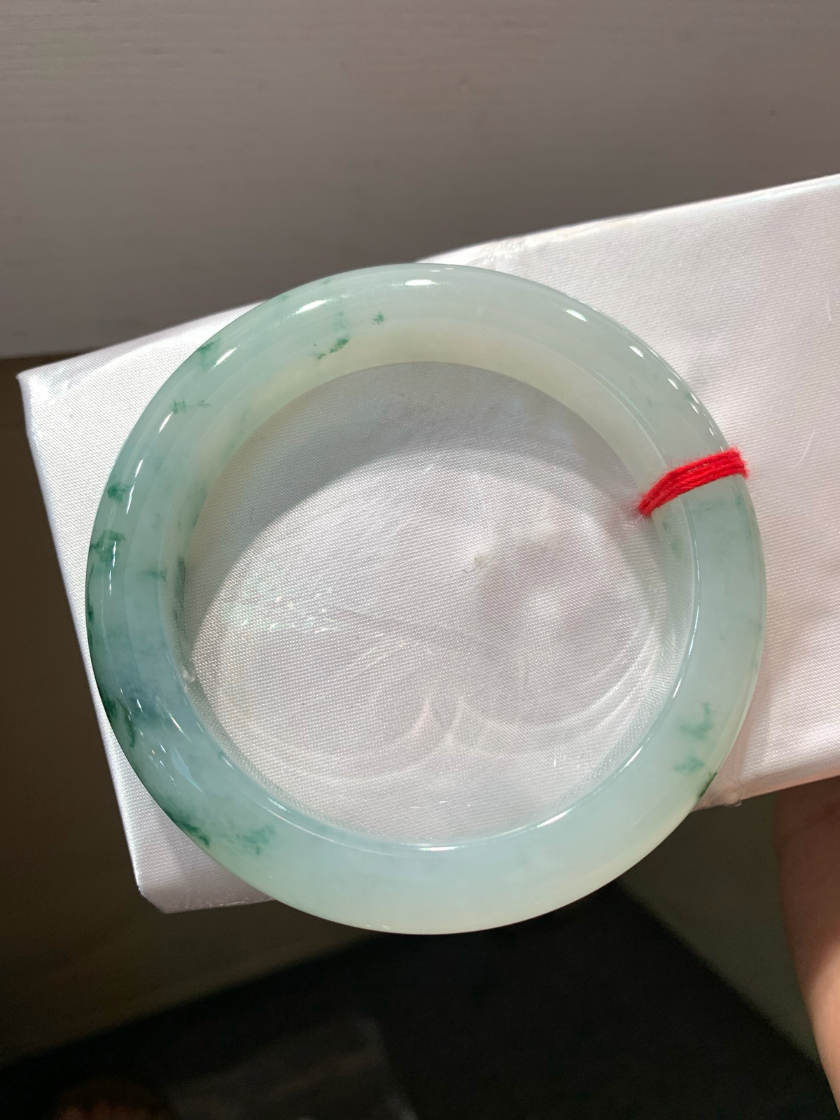 尺寸59.8/12.7/10.6，冰飘花大圈口手镯
冰透水润细腻 清新甜美
