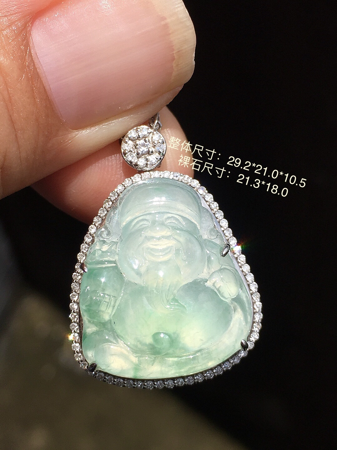 飘花【财神爷】吊坠，色泽艳丽，玉质细腻，荧光感超
强，饱满圆润，简单大方，尽显优雅气质，18k
金豪华镶嵌