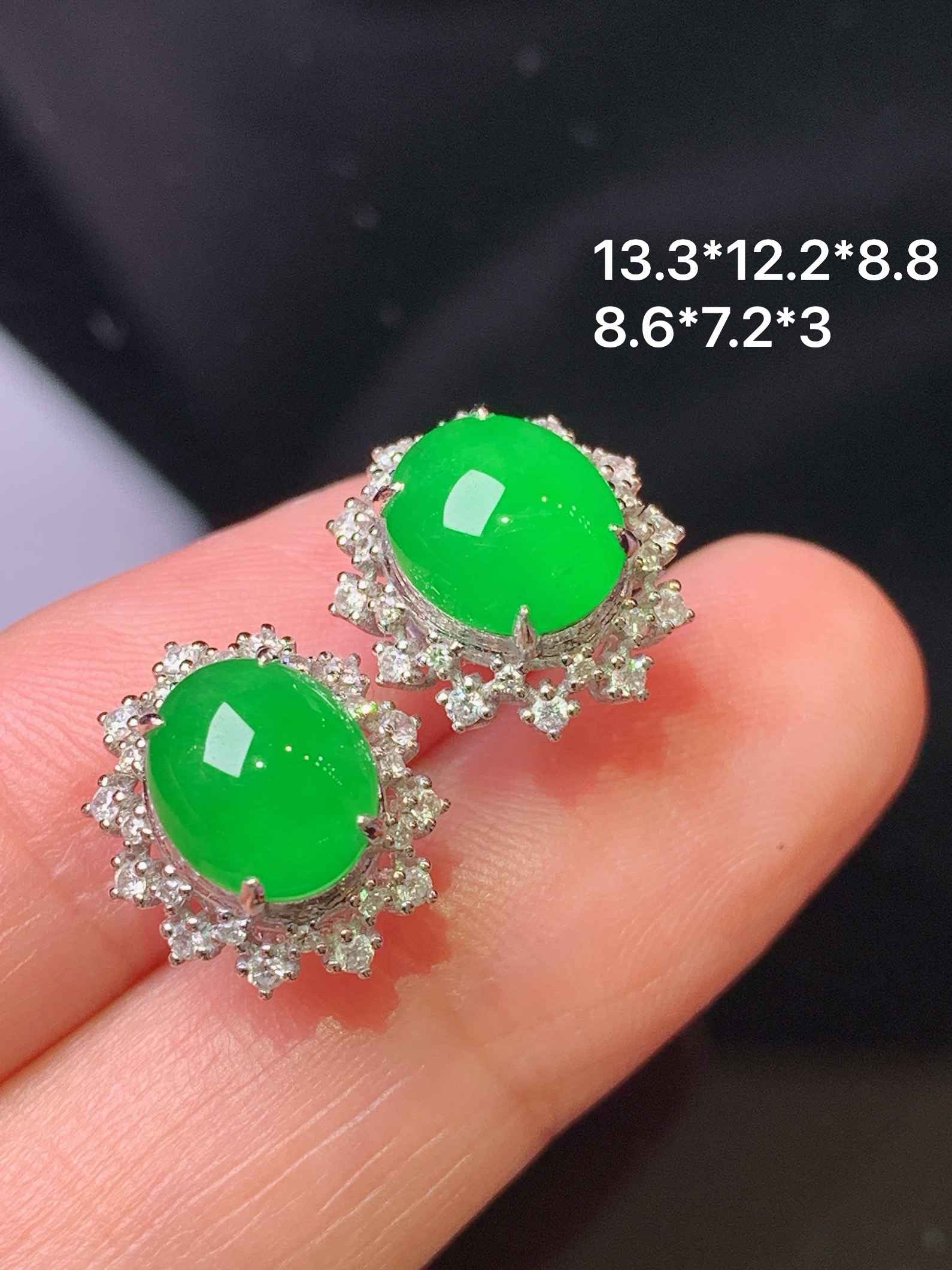 18k金钻镶嵌冰阳绿蛋面耳钉 玉质细腻 色泽艳丽清新 整体尺寸13.3*12.2*8.8 f1