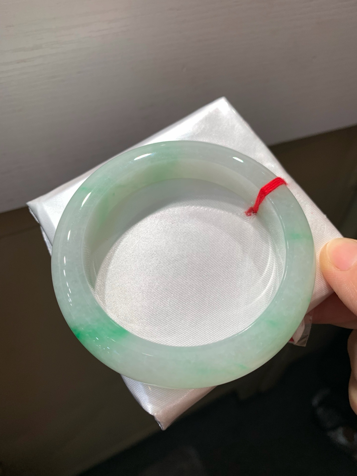 尺寸57.5/12.5/10，飘绿手镯
水润细腻 玉质温润 清新甜美 瑞丽现货