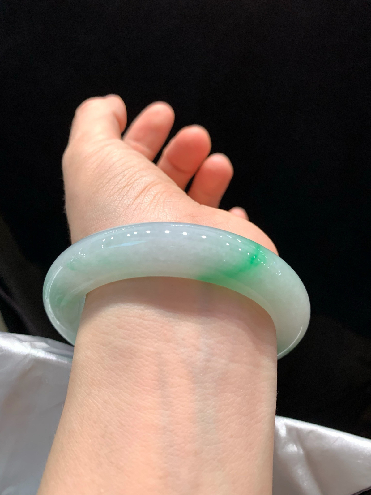 尺寸57.5/12.5/10，飘绿手镯
水润细腻 玉质温润 清新甜美 瑞丽现货
