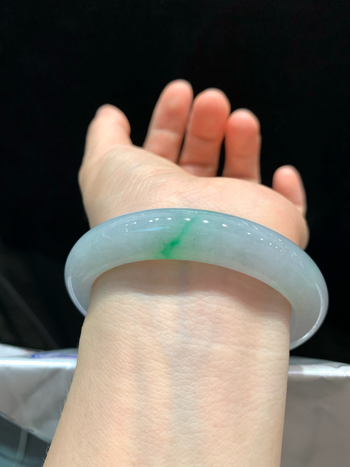 尺寸57.4/12.2/8.8，飘绿手镯
水润细腻 玉质温润 清新甜美