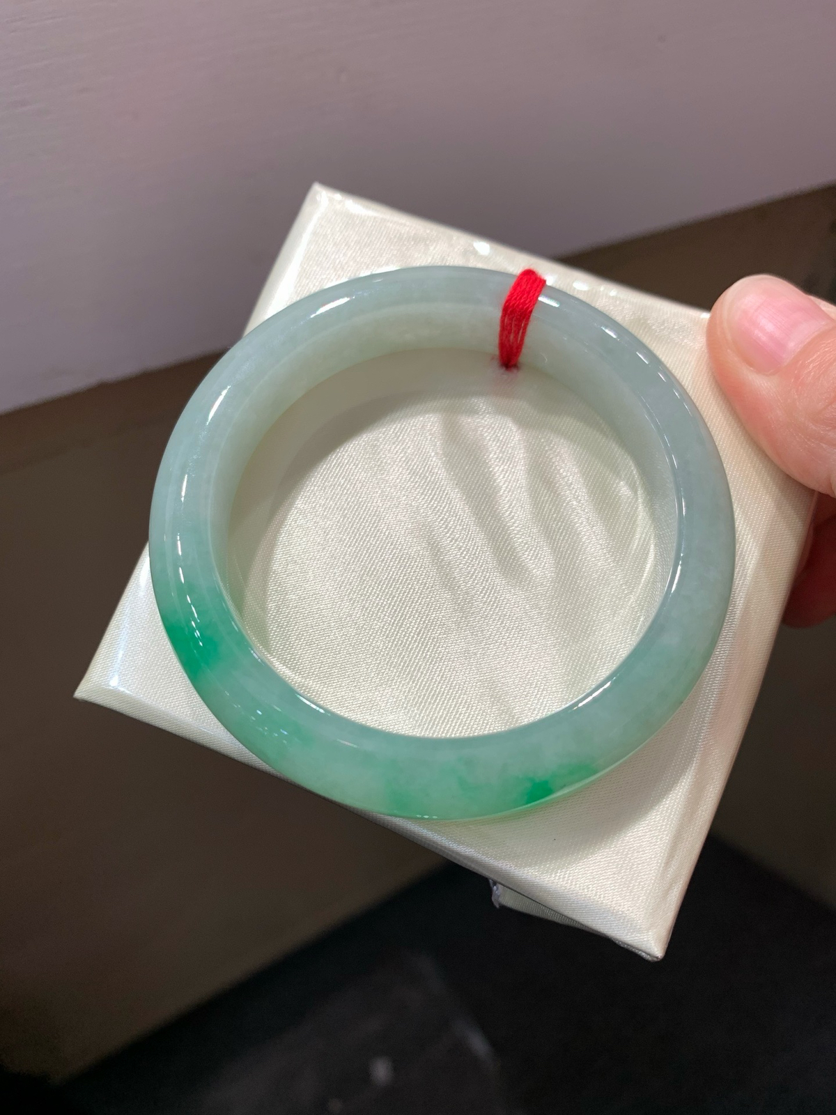 尺寸54.8/12.3/8.6，糯冰带色手镯， 水润颜色辣上手漂亮