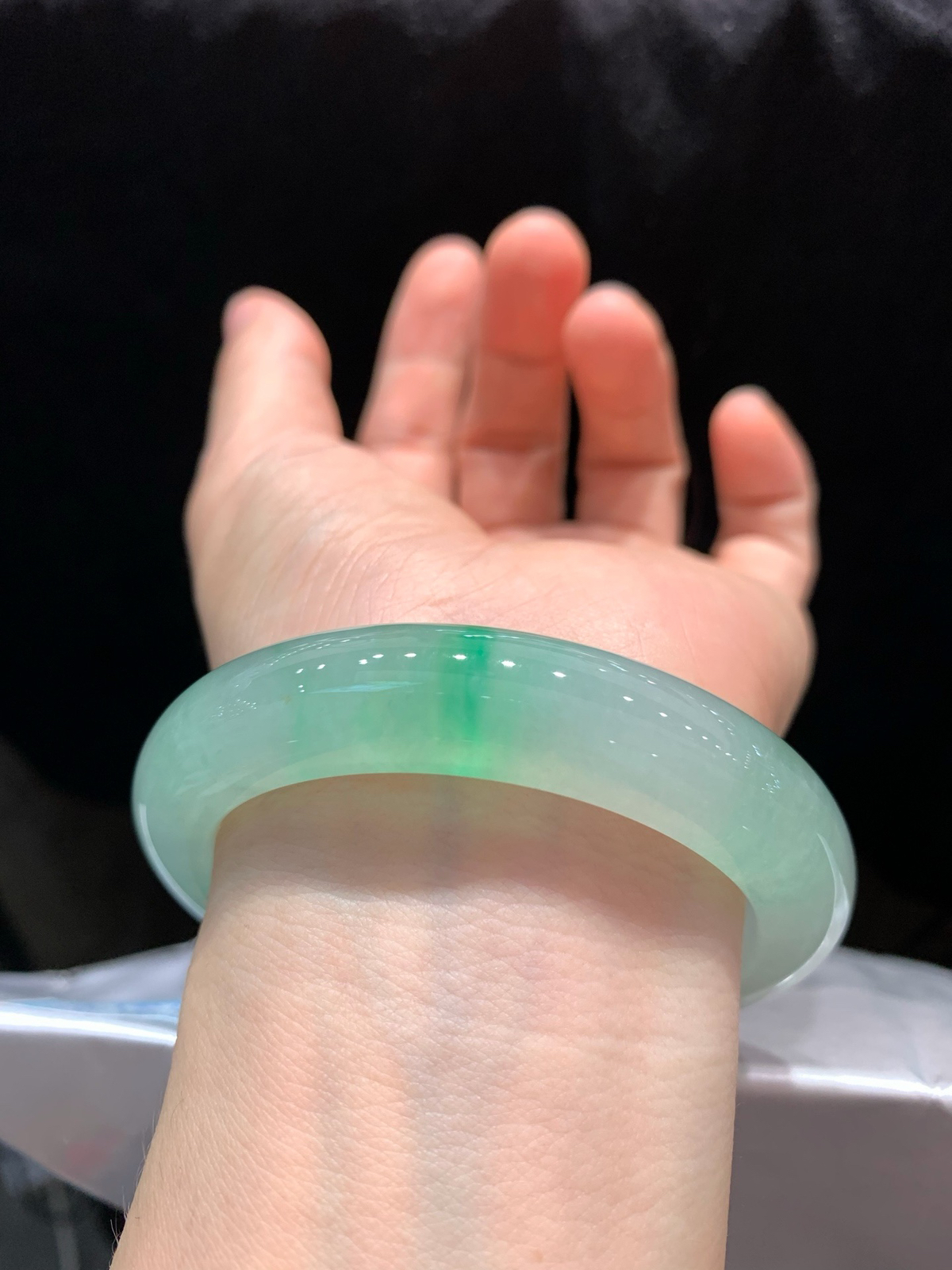 尺寸56.3/12.4/9.7，冰种带色手镯
种好水足