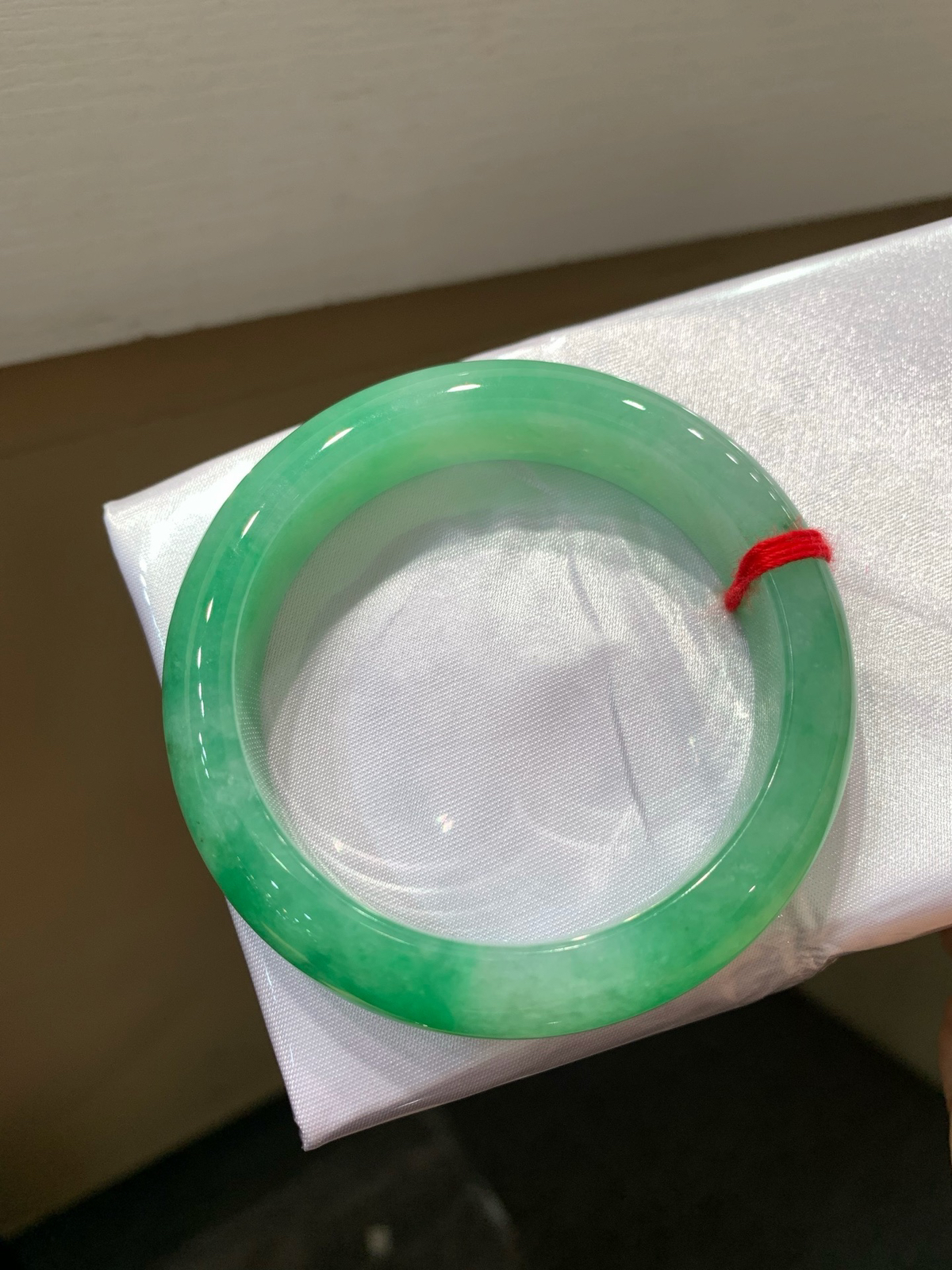 尺寸53.6/12.6/8.6，带色手镯
水润细腻