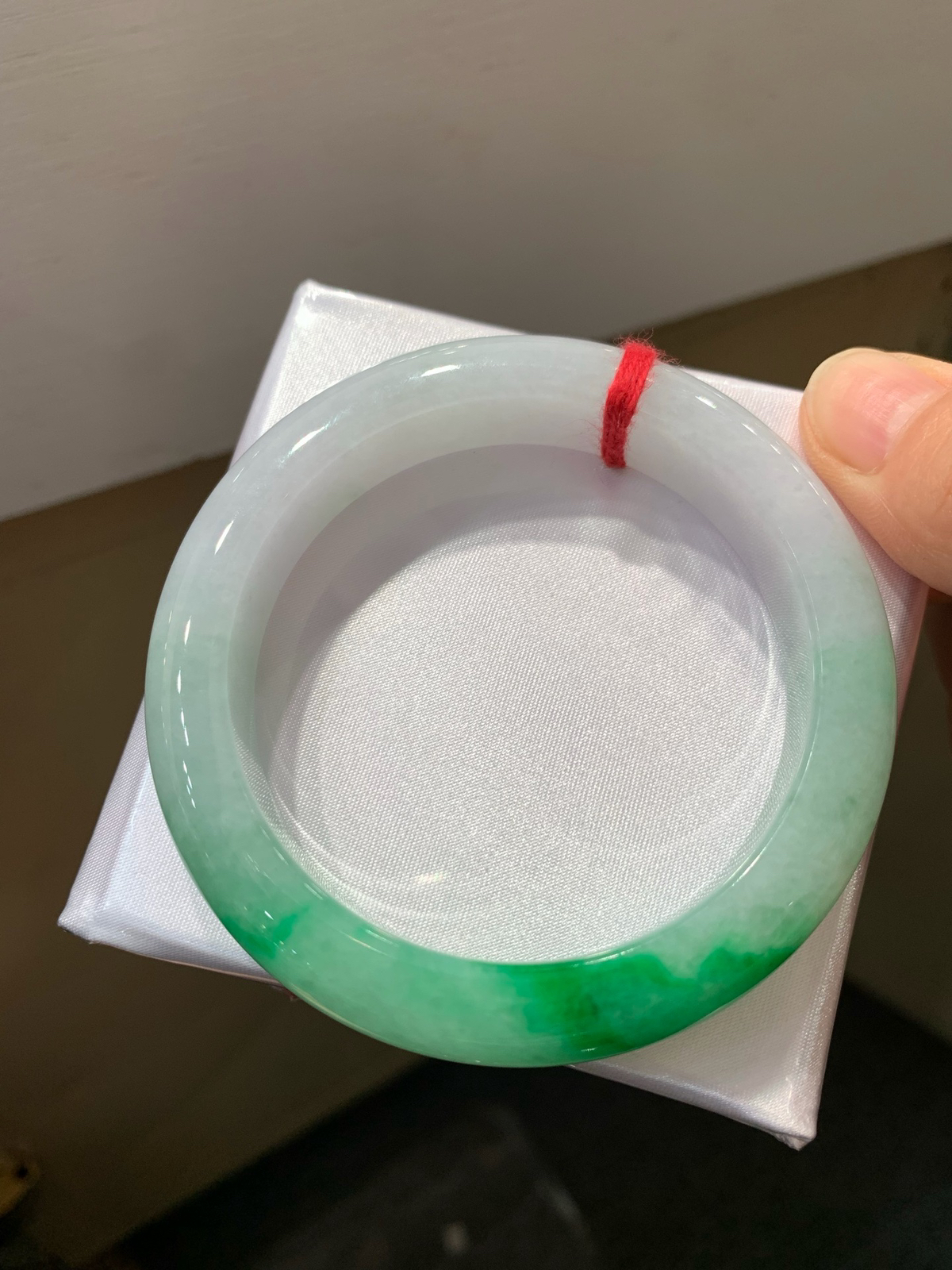 尺寸57/12.7/9.1，带色手镯
水润细腻 有种有色