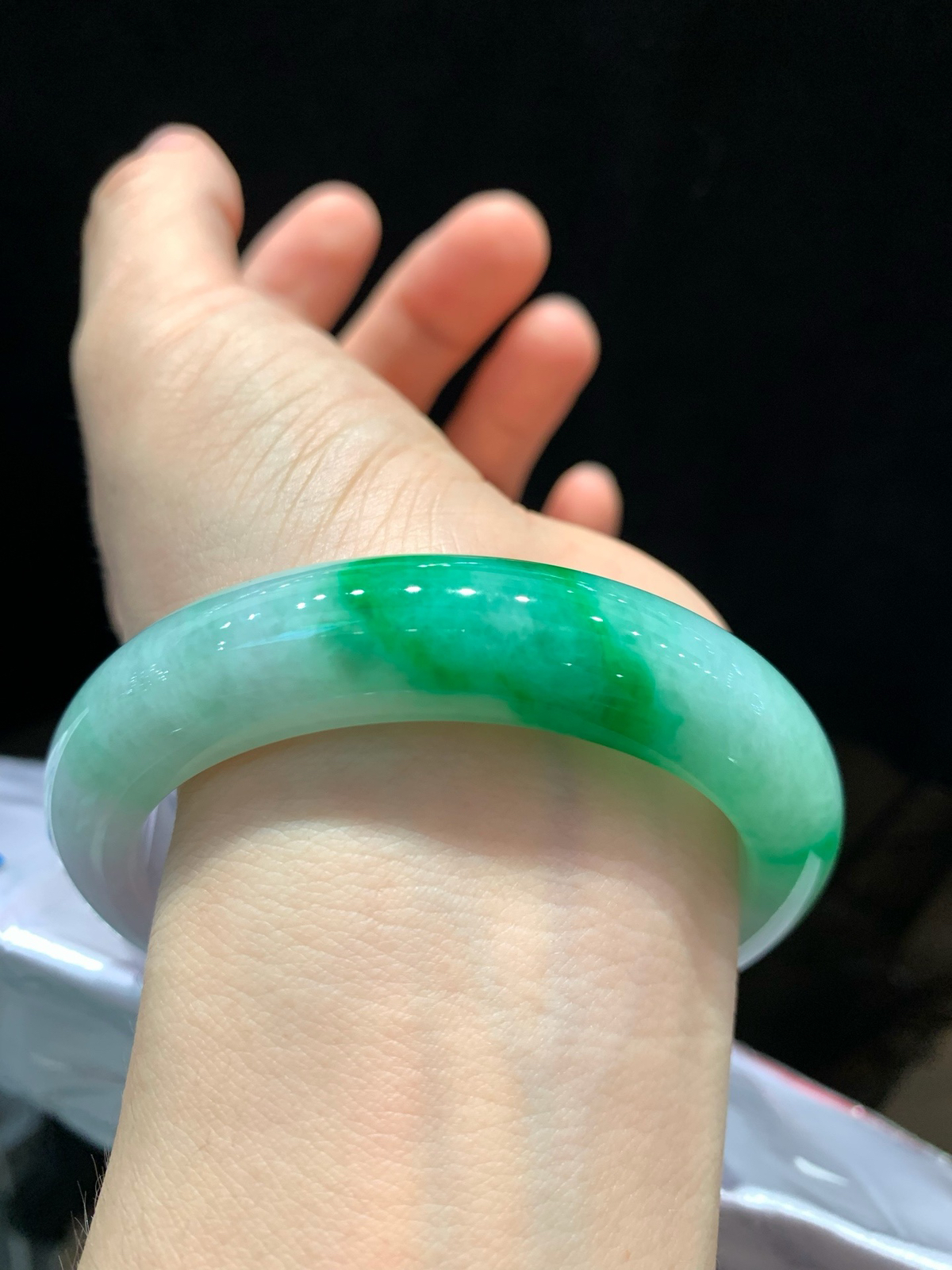 尺寸57/12.7/9.1，带色手镯
水润细腻 有种有色