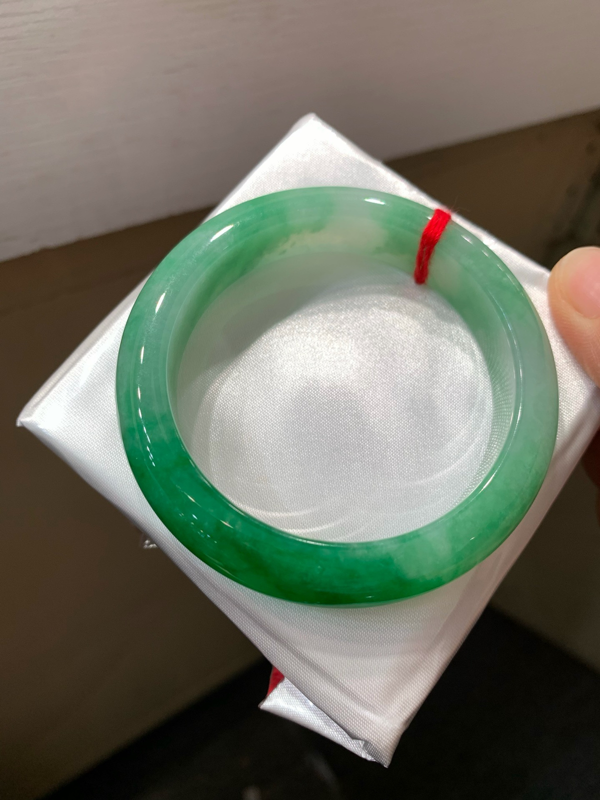 尺寸53.6/12.7/8.6，辣绿手镯
颜色漂亮 有种有色