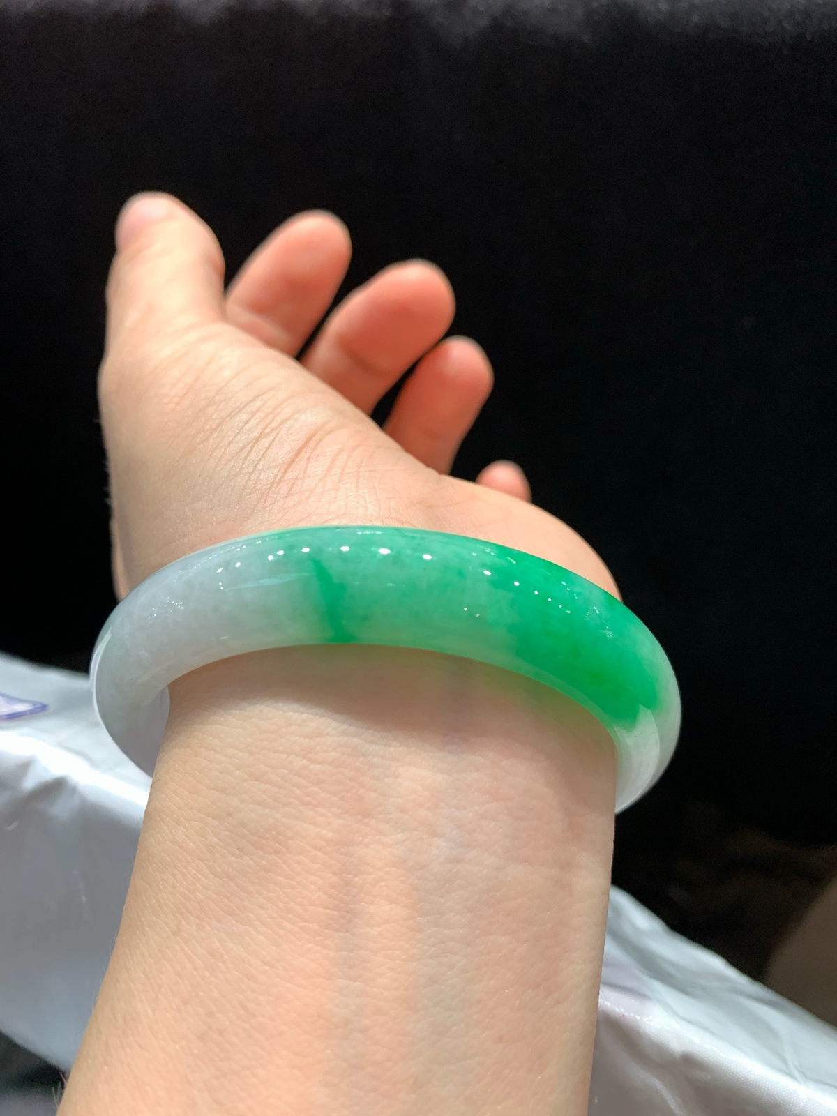 尺寸56.9/12.5/8，白底青手镯，水润细腻
清爽种老 色泽鲜艳