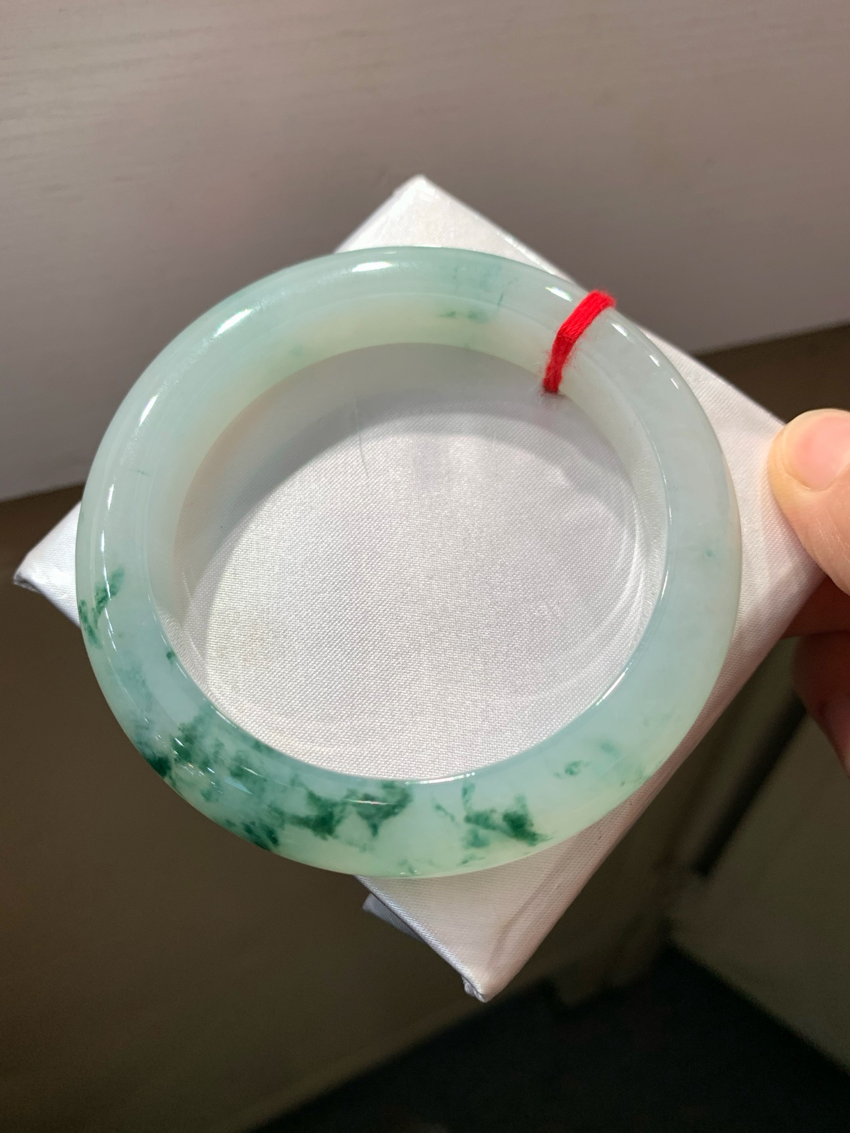 尺寸59.8/12.7/10.6，冰飘花大圈口手镯
冰透水润细腻 清新甜美