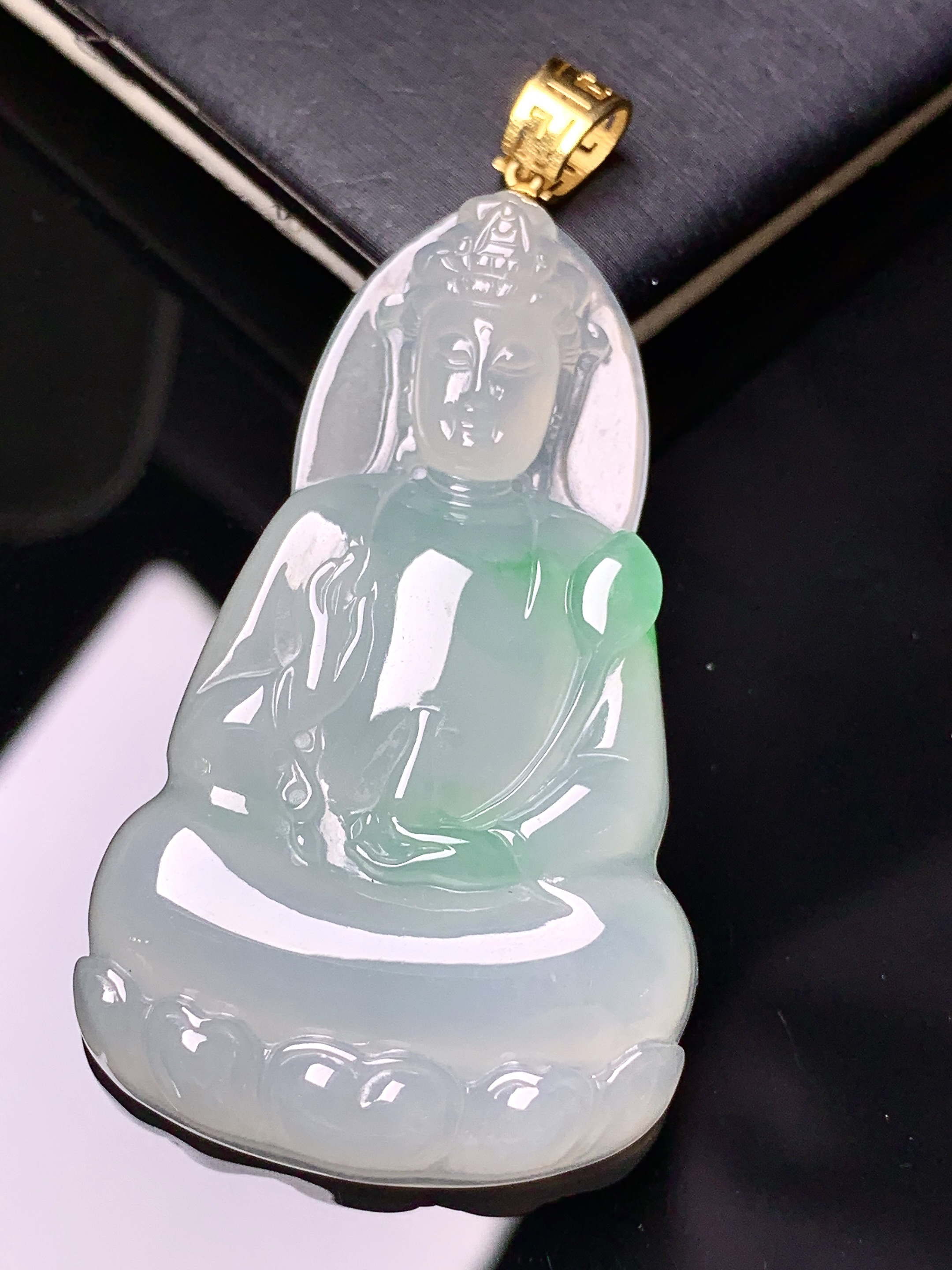 18k金镶嵌飘绿观音菩萨吊坠 玉质细腻 色泽艳丽清新 整体尺寸55*27.5*5.8 e1
