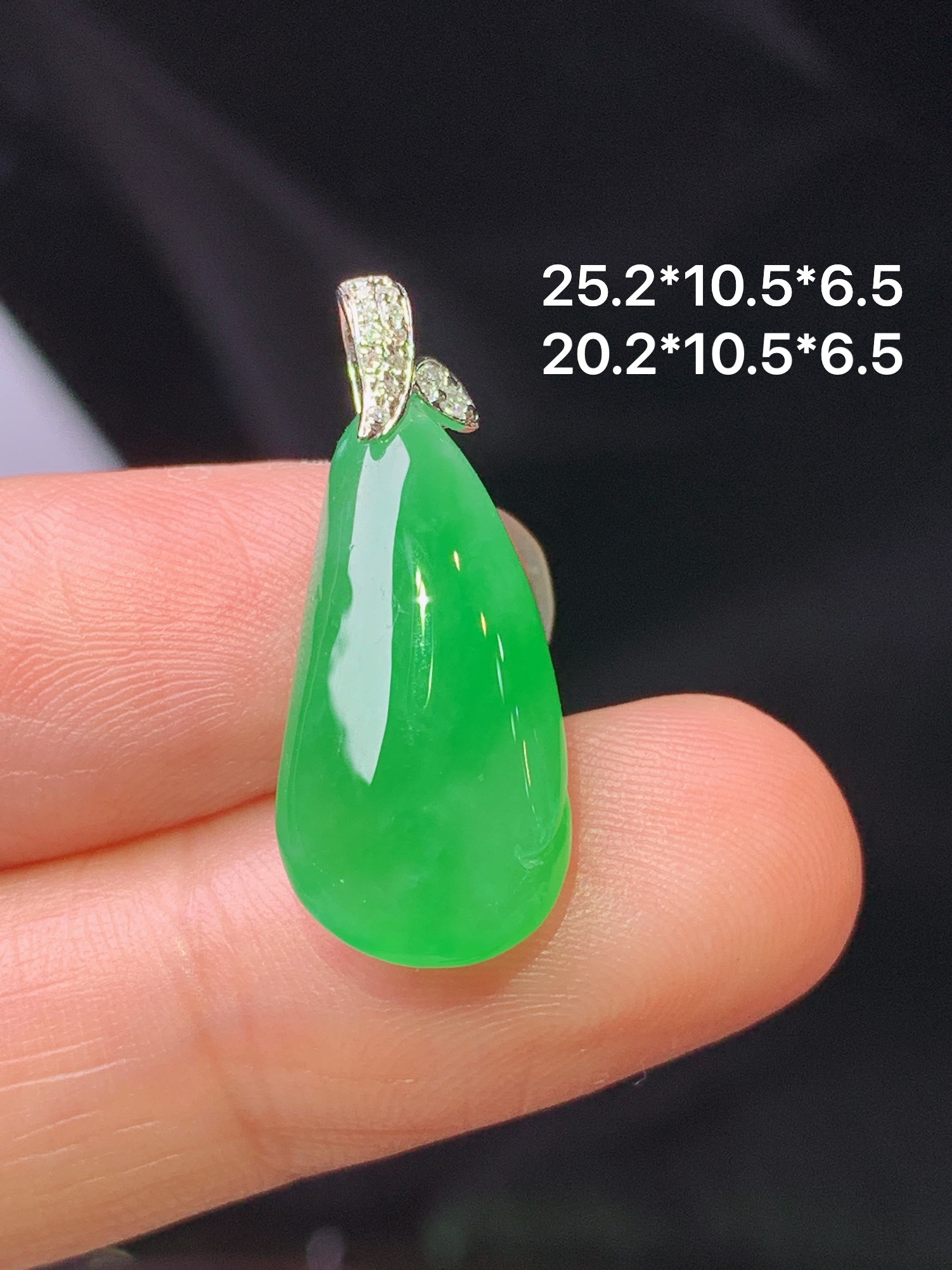 18k金钻镶嵌冰阳绿福瓜吊坠 玉质细腻 色泽艳丽清新 整体尺寸25.2*10.5*6.5 y8