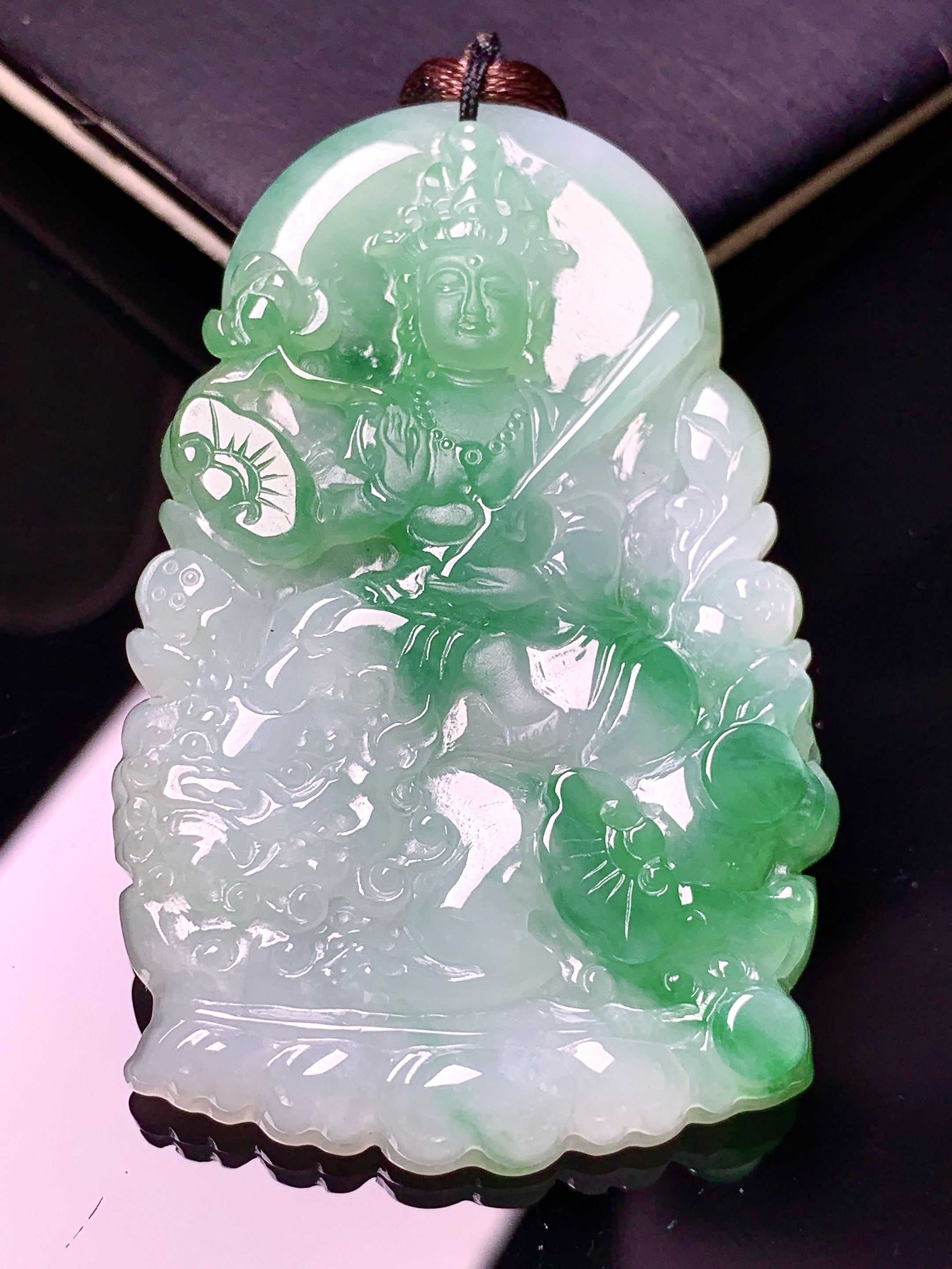 飘绿文殊观音菩萨吊坠 玉质细腻 色泽艳丽清新 整体尺寸57.3*36.7*6 b2