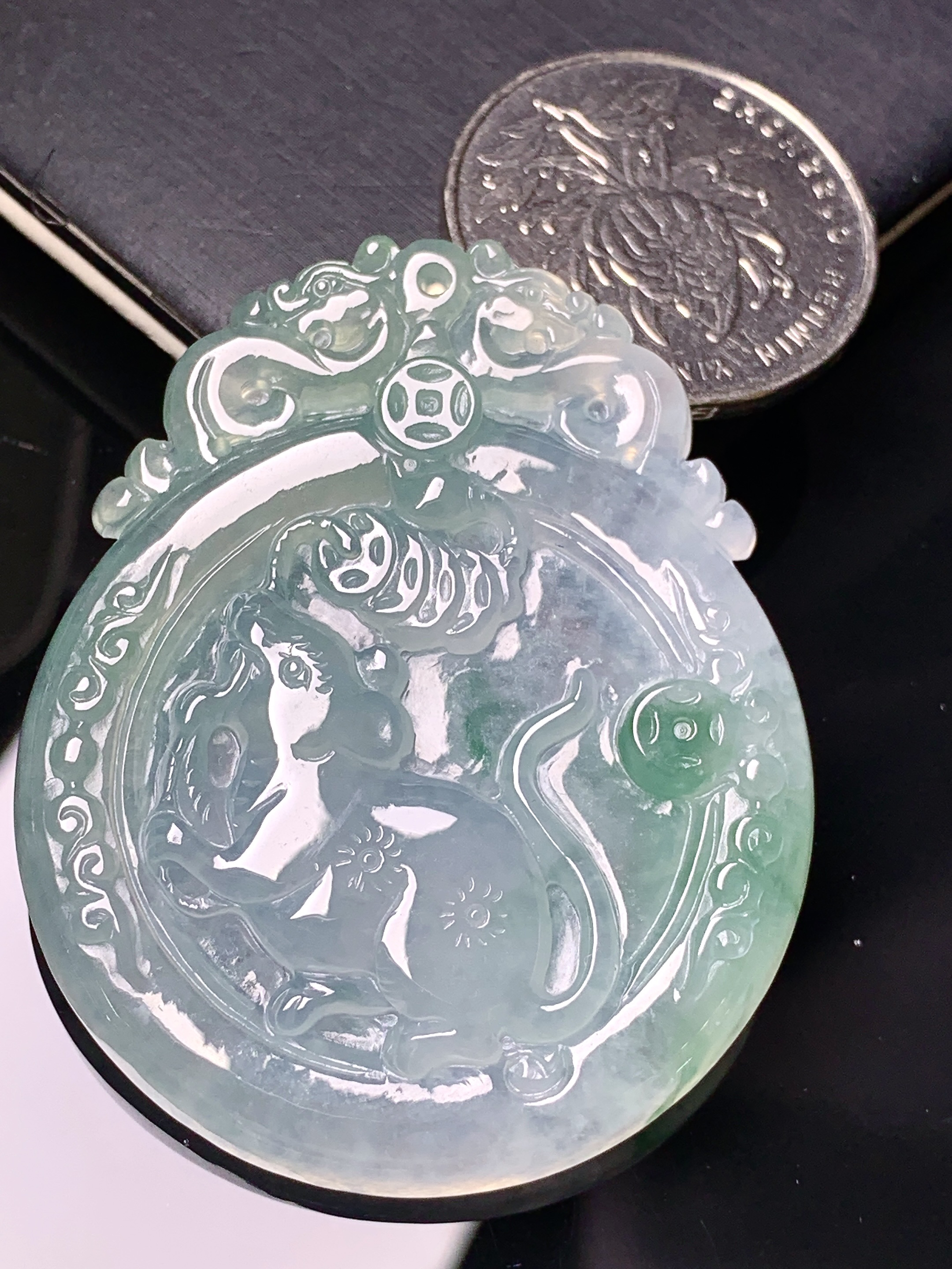 飘绿生肖鼠吊坠 玉质细腻 色泽艳丽清新 整体尺寸49.5*40*5.5 b2