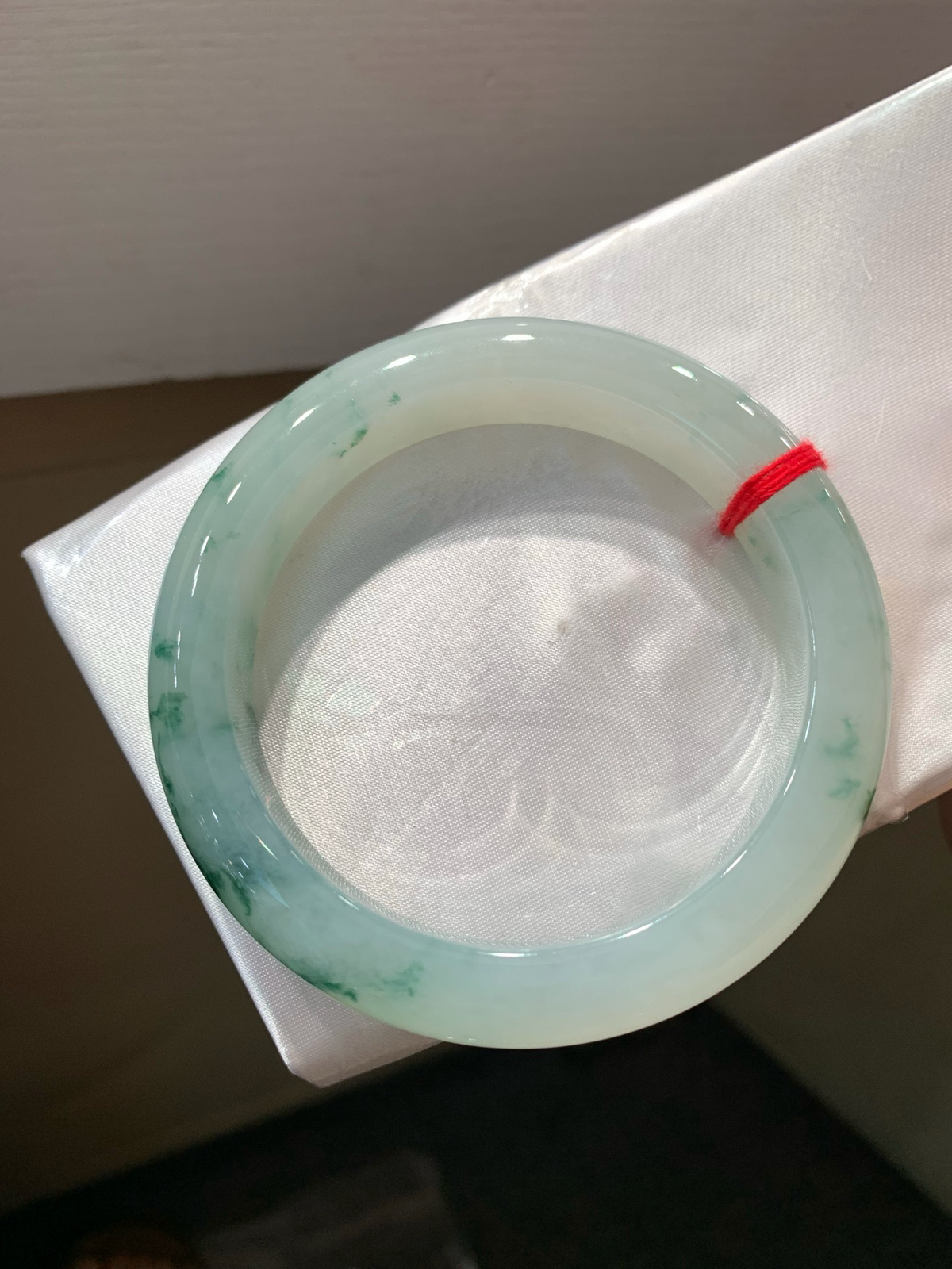 尺寸59.8/12.7/10.6，冰飘花大圈口手镯
冰透水润细腻 清新甜美