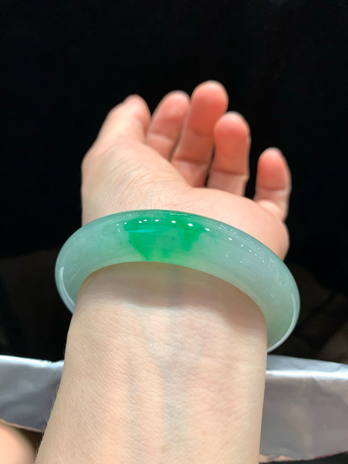 尺寸52.4/12.7/9.1，带色手镯
水润细腻 有种有色