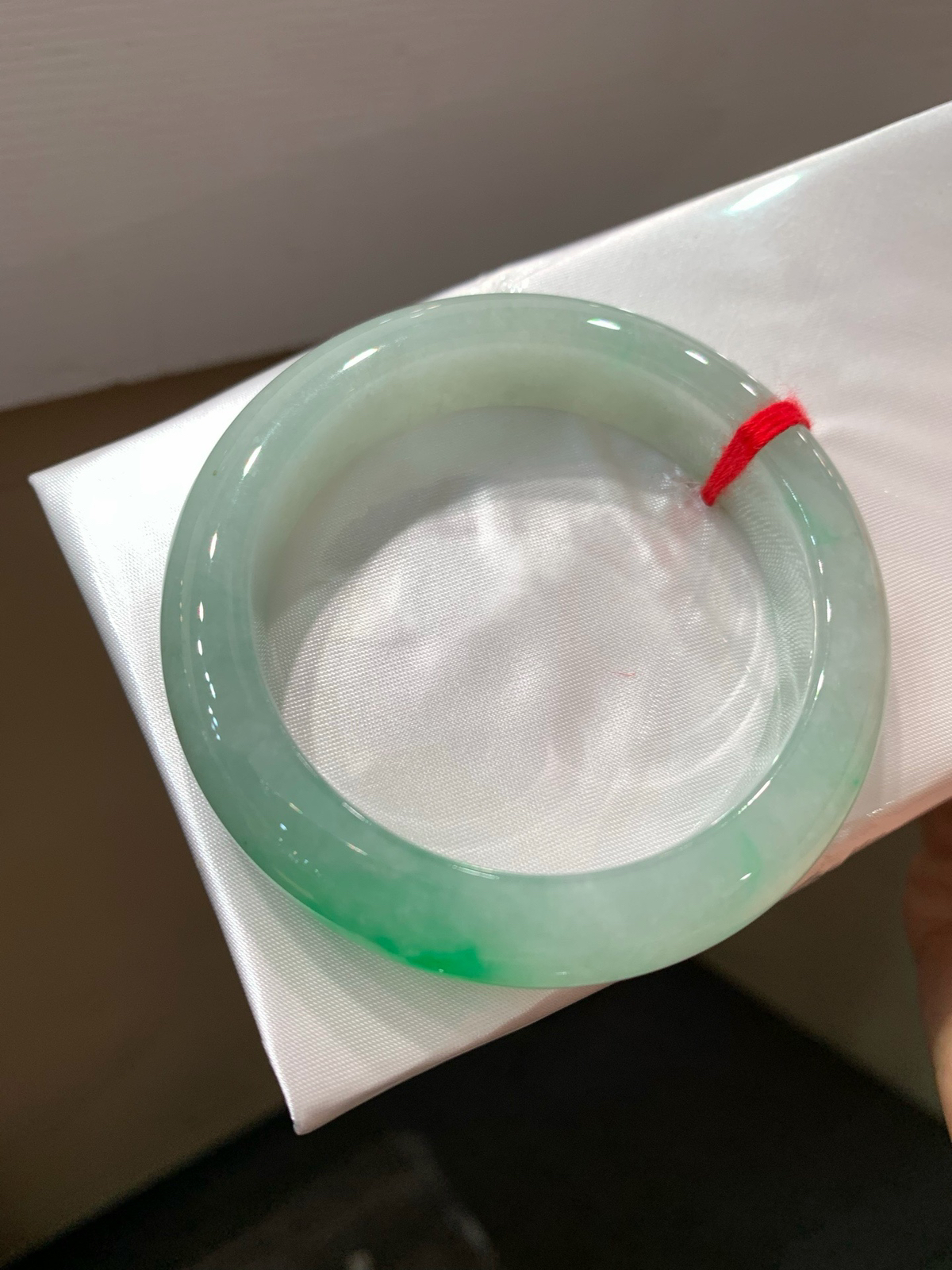 尺寸52.4/12.7/9.1，带色手镯
水润细腻 有种有色