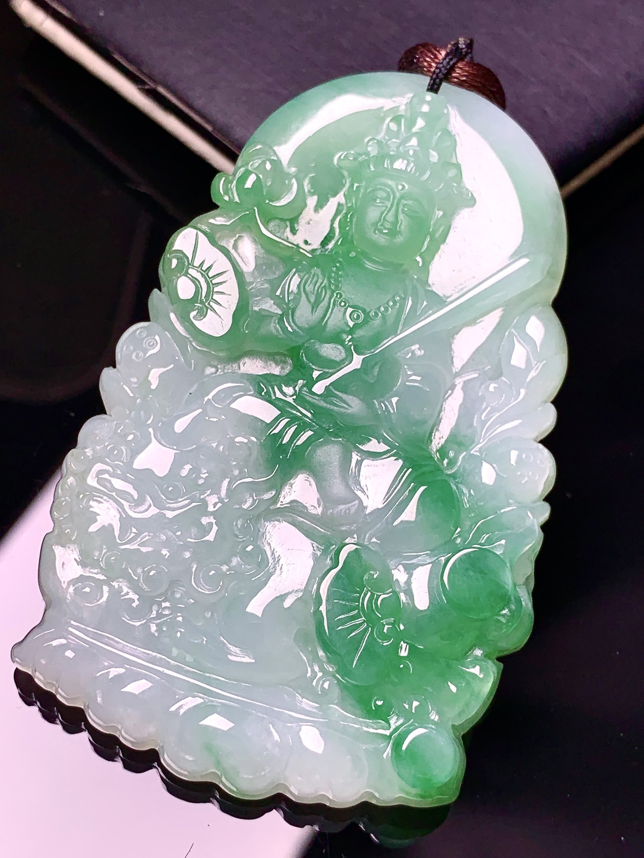 飘绿文殊观音菩萨吊坠 玉质细腻 色泽艳丽清新 整体尺寸57.3*36.7*6 b2