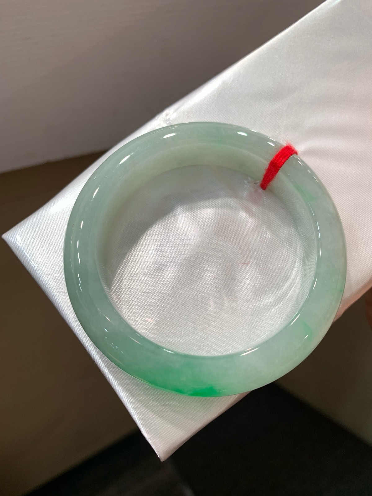 尺寸52.4/12.7/9.1，带色手镯
水润细腻 有种有色