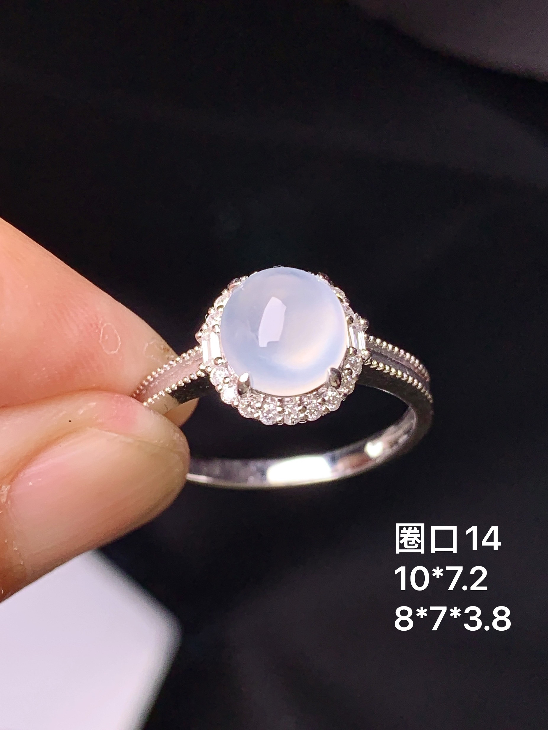 18k金钻镶嵌冰种蛋面戒指 玉质细腻 色泽艳丽清新 圈口14 整体尺寸10*7.2 m2