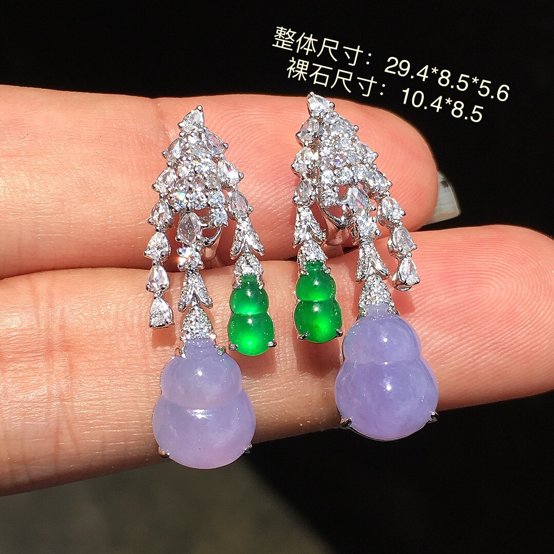 紫罗兰葫芦耳坠，色泽均匀艳丽，玉质细腻，荧光感超
强，饱满圆润，简单大方，尽显优雅气质，18k
金豪华镶嵌