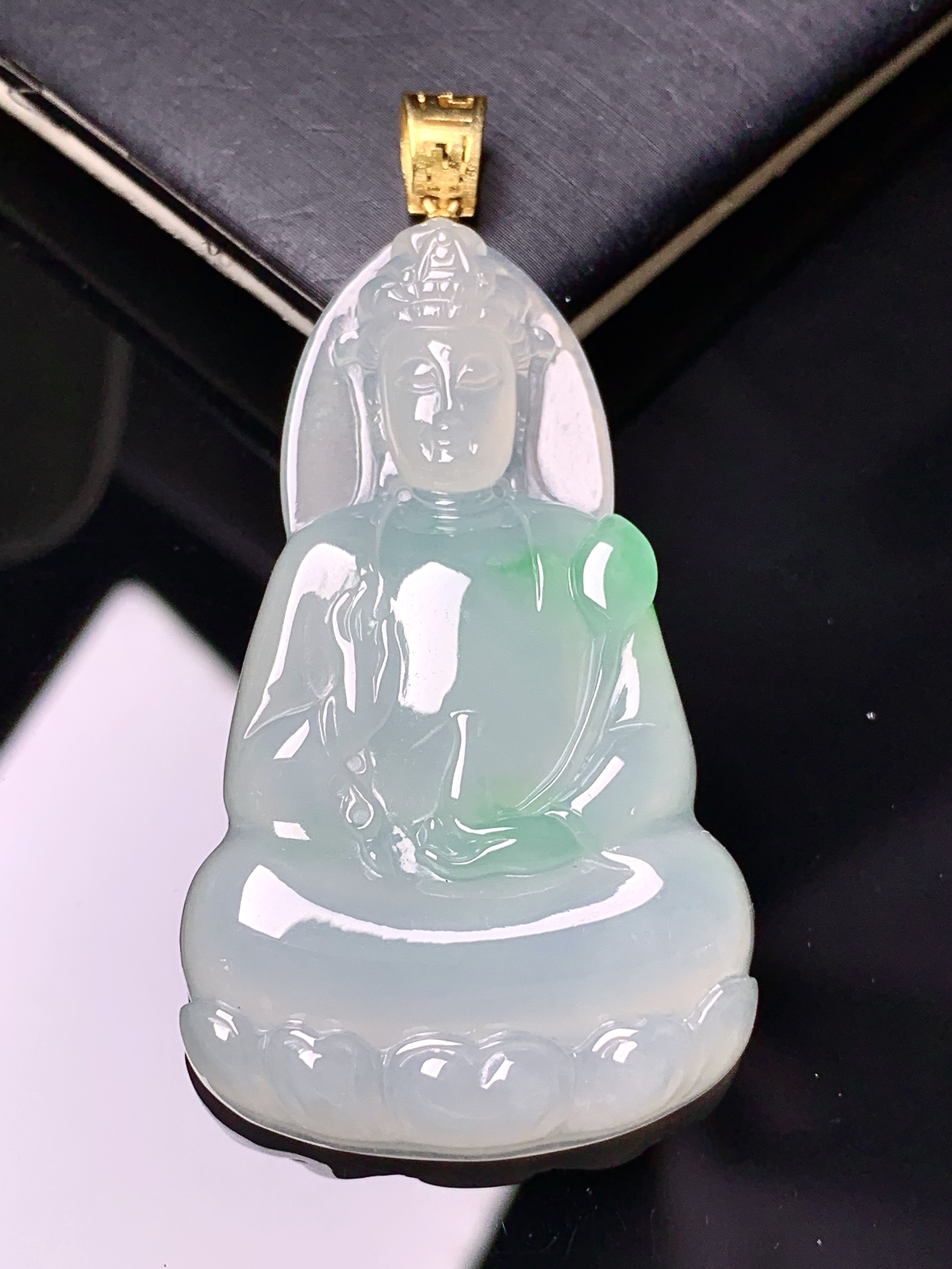 18k金镶嵌飘绿观音菩萨吊坠 玉质细腻 色泽艳丽清新 整体尺寸55*27.5*5.8 e1