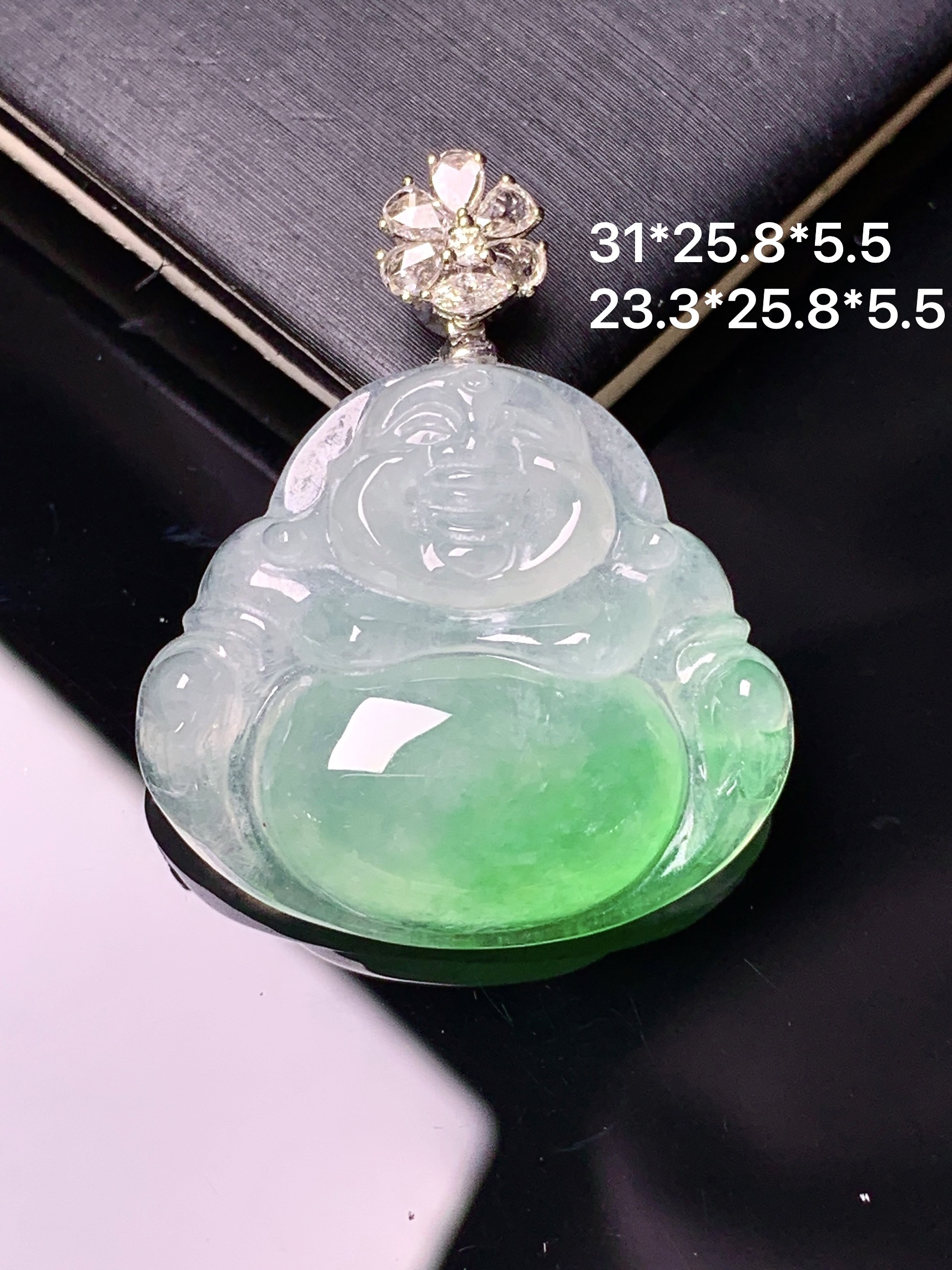 18k金钻镶嵌冰种飘绿佛公吊坠 玉质细腻 色泽艳丽清新 整体尺寸31*25.8*5.5 y8