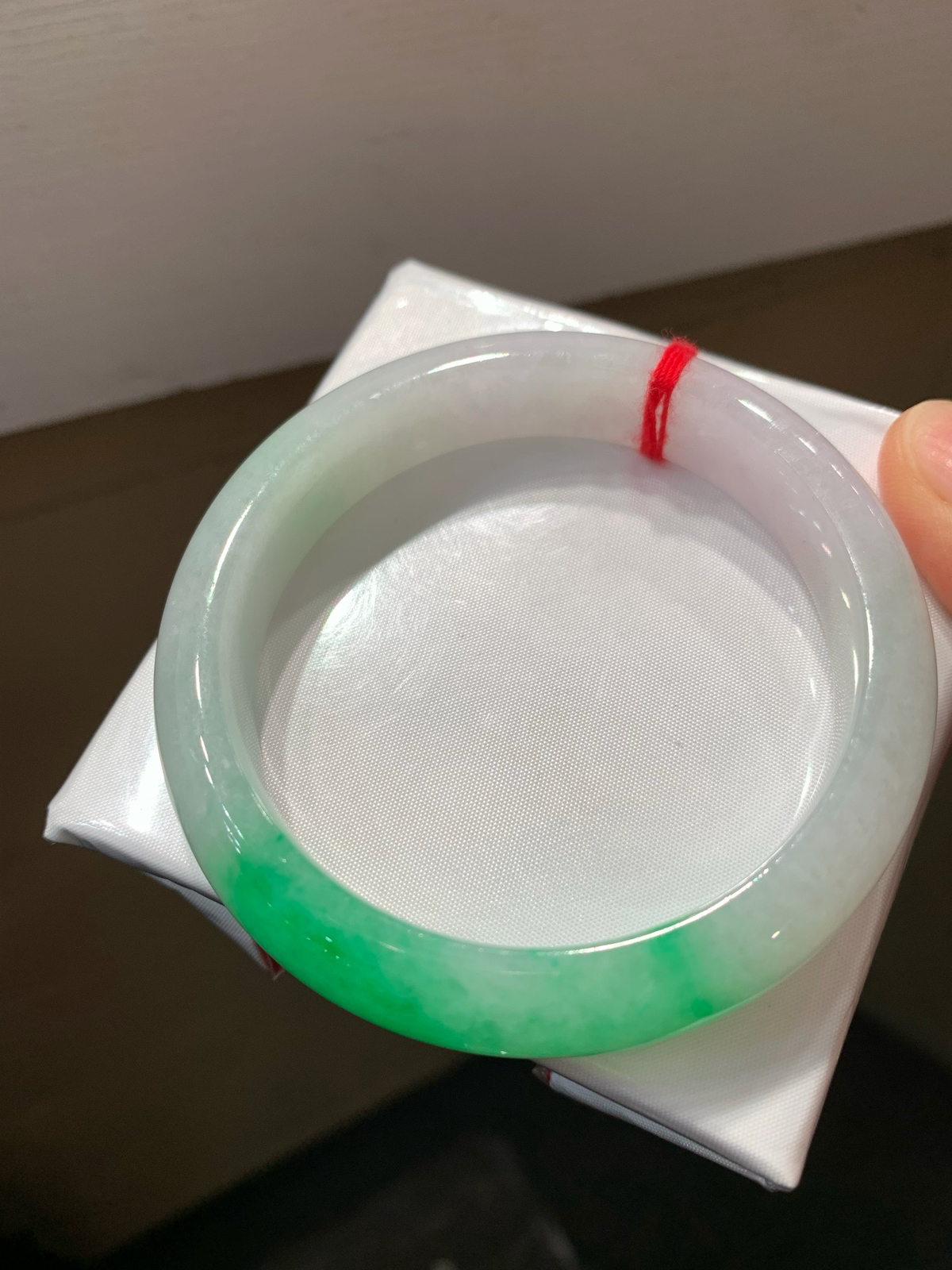 尺寸56.9/12.5/8，白底青手镯，水润细腻
清爽种老 色泽鲜艳