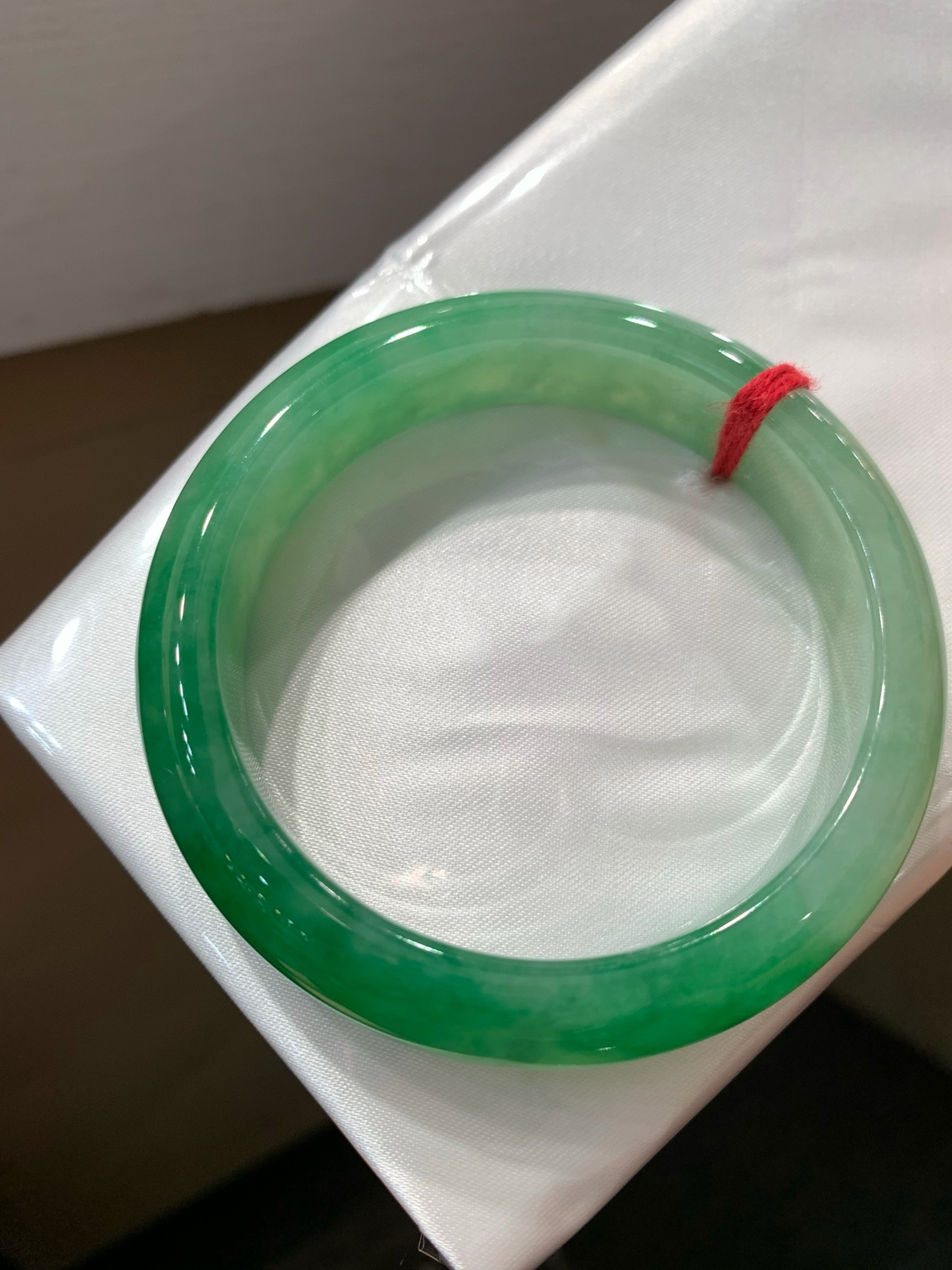 尺寸53.9/12.8/8.1mm带色手镯
水润细腻 有种有色
