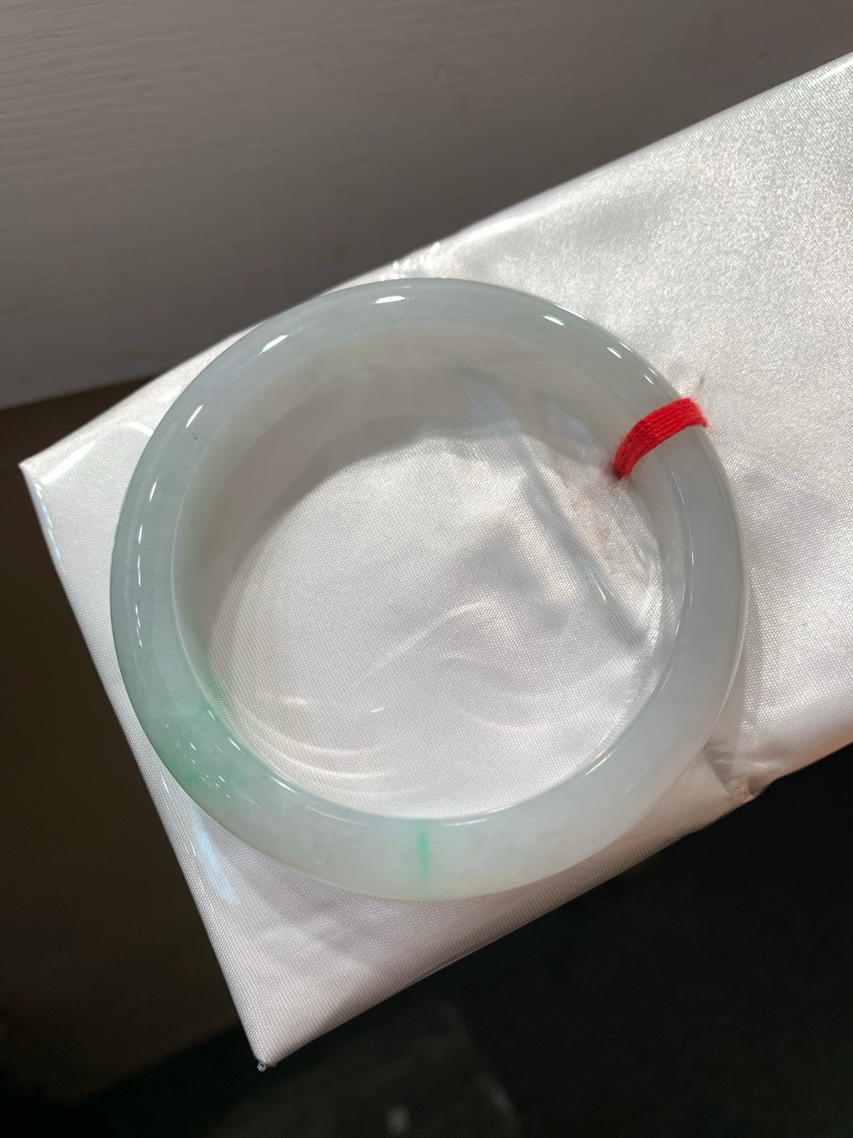 尺寸57.4/12.2/8.8，飘绿手镯
水润细腻 玉质温润 清新甜美