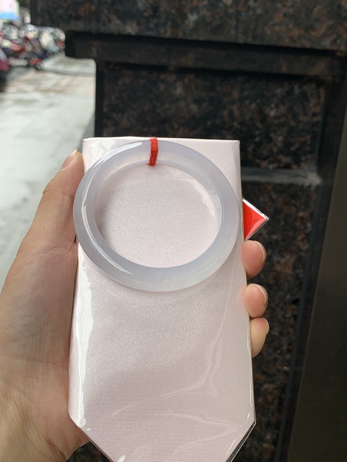 白冰正圈 56.1-10.8-8.7 0708-111-76 打灯冰晶纹，底妆冰透起光，一腕清透，简约清爽，不挑肤色年龄，给人一种清雅脱俗，天真纯美的感觉，真不愧是翡翠中的初恋，美得就像一件艺术品~