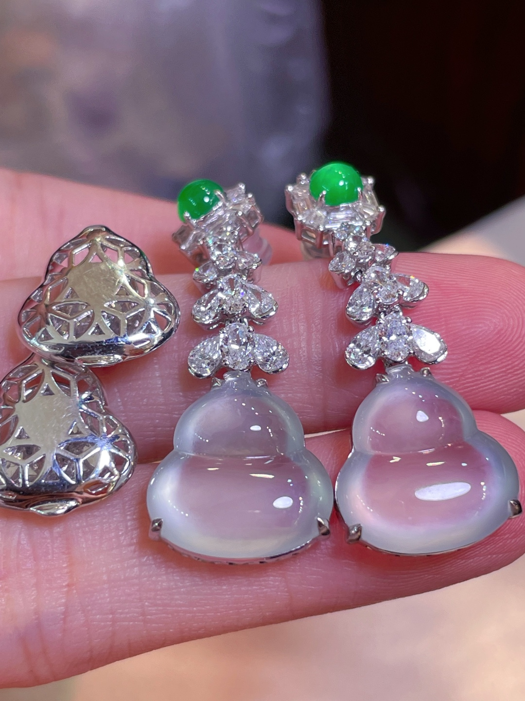 翡翠A货 葫芦耳环 高冰起光，料子冰润细腻，种老起光，18k金镶真钻，上身佩戴效果很好 尺寸如图，35.7-13.9-7.5