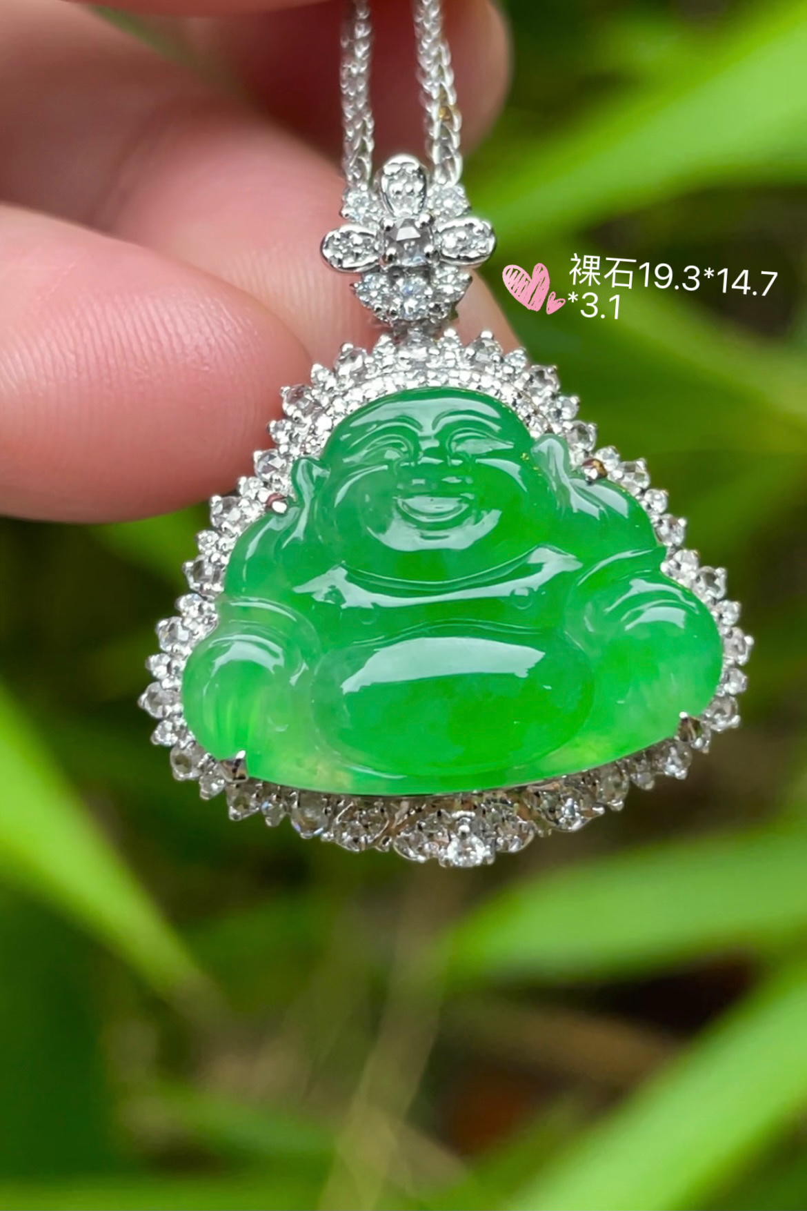 【阳绿，佛】饱满，厚装，通透水润，玉质细腻，翠色鲜艳，18k金奢华钻石镶嵌，19.3-14.7-3.