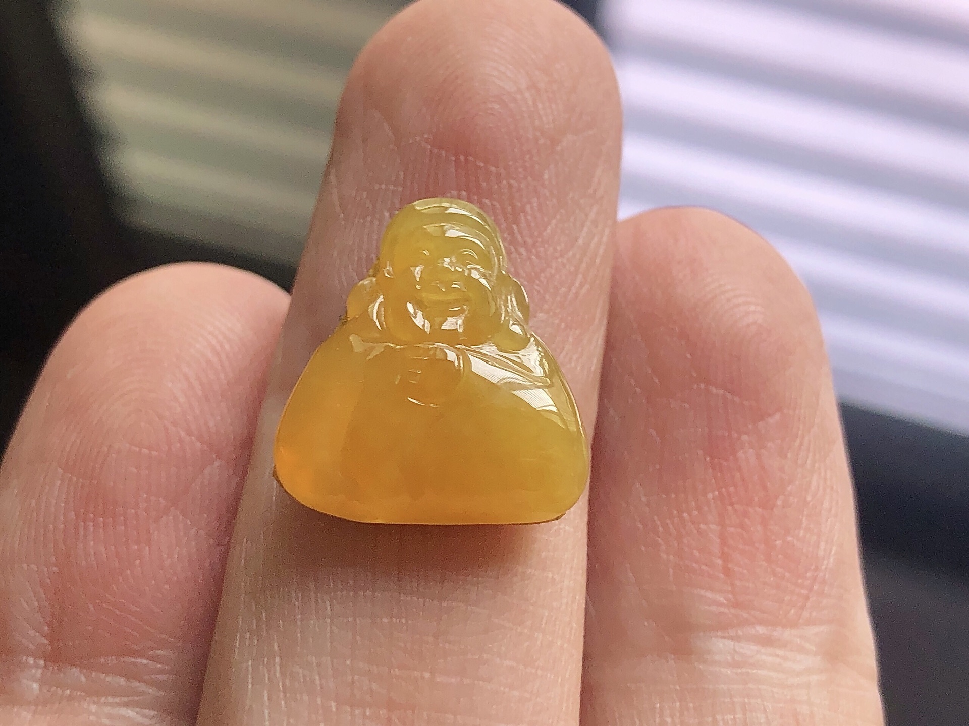 ️ 黄翡财神， 色泽极美，通透水润，夺目迷人，雕工精湛，面相慈祥大气，品相，无裂，尺寸15.7*1
