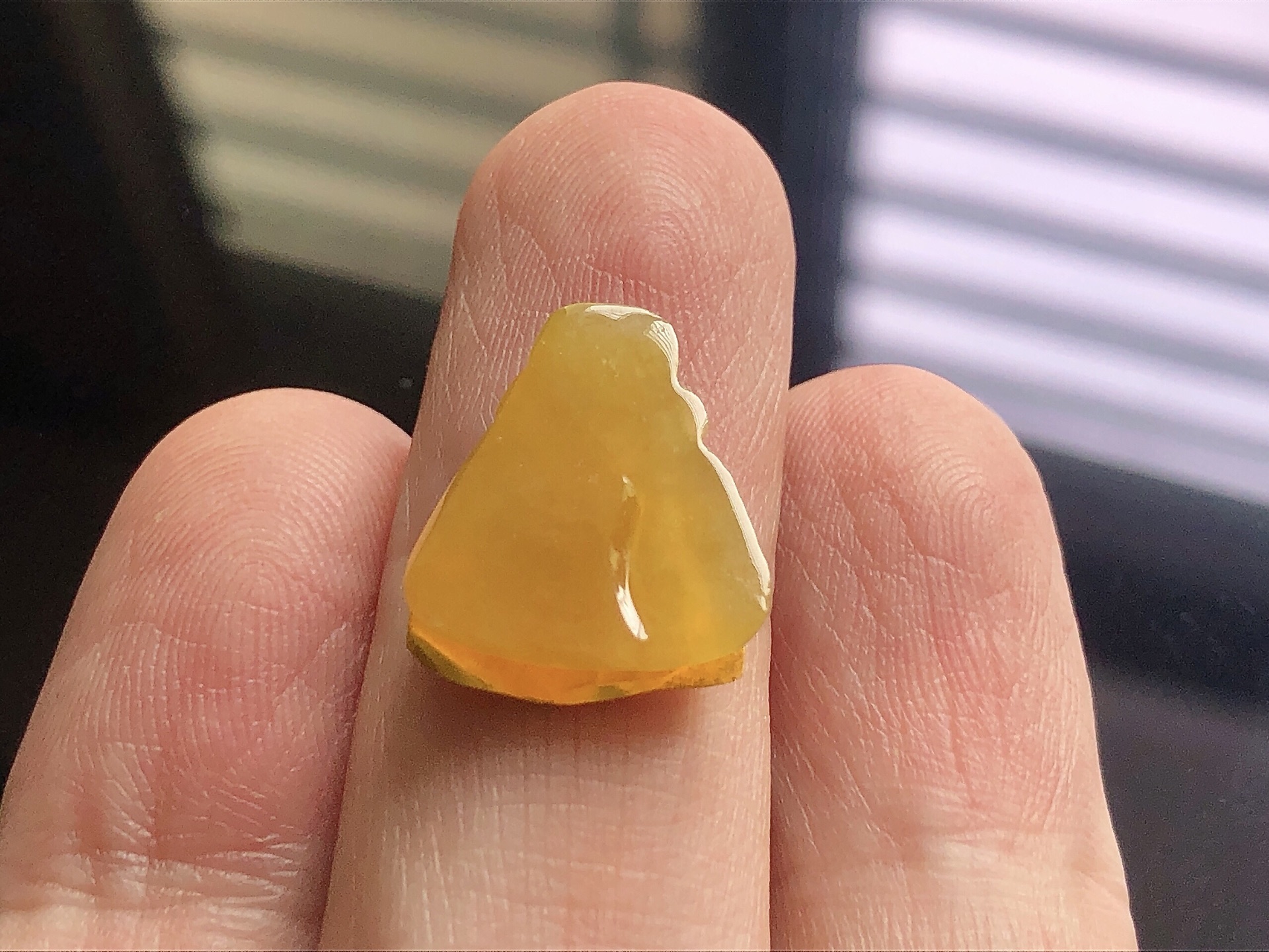 ️ 黄翡财神， 色泽极美，通透水润，夺目迷人，雕工精湛，面相慈祥大气，品相，无裂，尺寸15.7*14.2*4.5