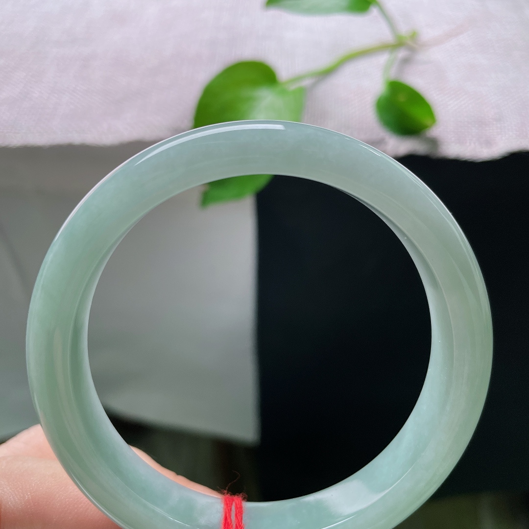 57.7/11.5/8，绿底正圈，无裂，水头温润澄澈，腕间触感清爽舒适，尽显干净温柔气质。ss557
