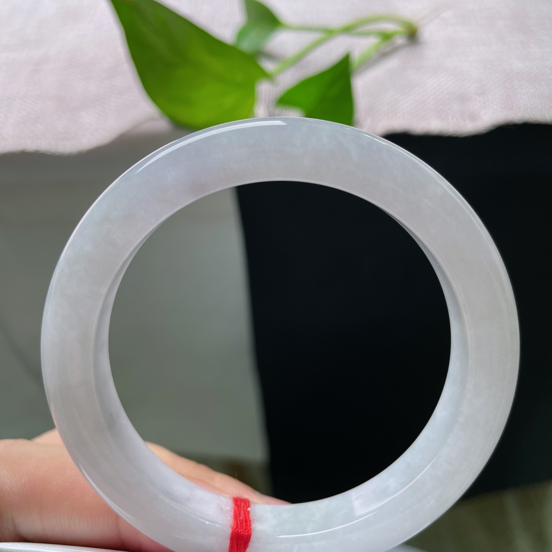 53/9.9/8.5，白月光正圈，皮纹，纯净柔光白月光玉镯，底子细腻通透，清冷温柔自带纯净氛围感。ss57081a
