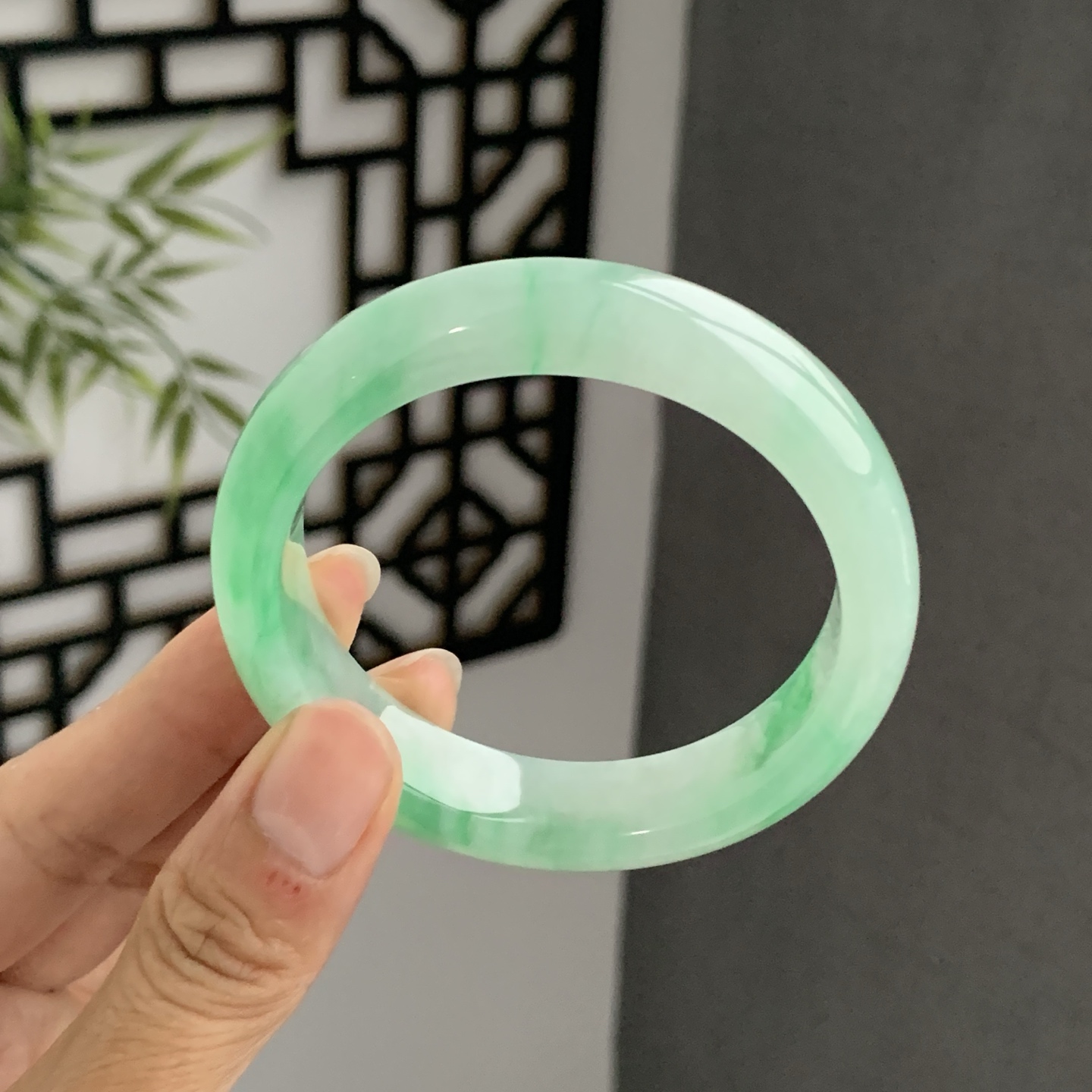 070736WJ 飘绿正圈翡翠手镯 54.8-13.3-8.2