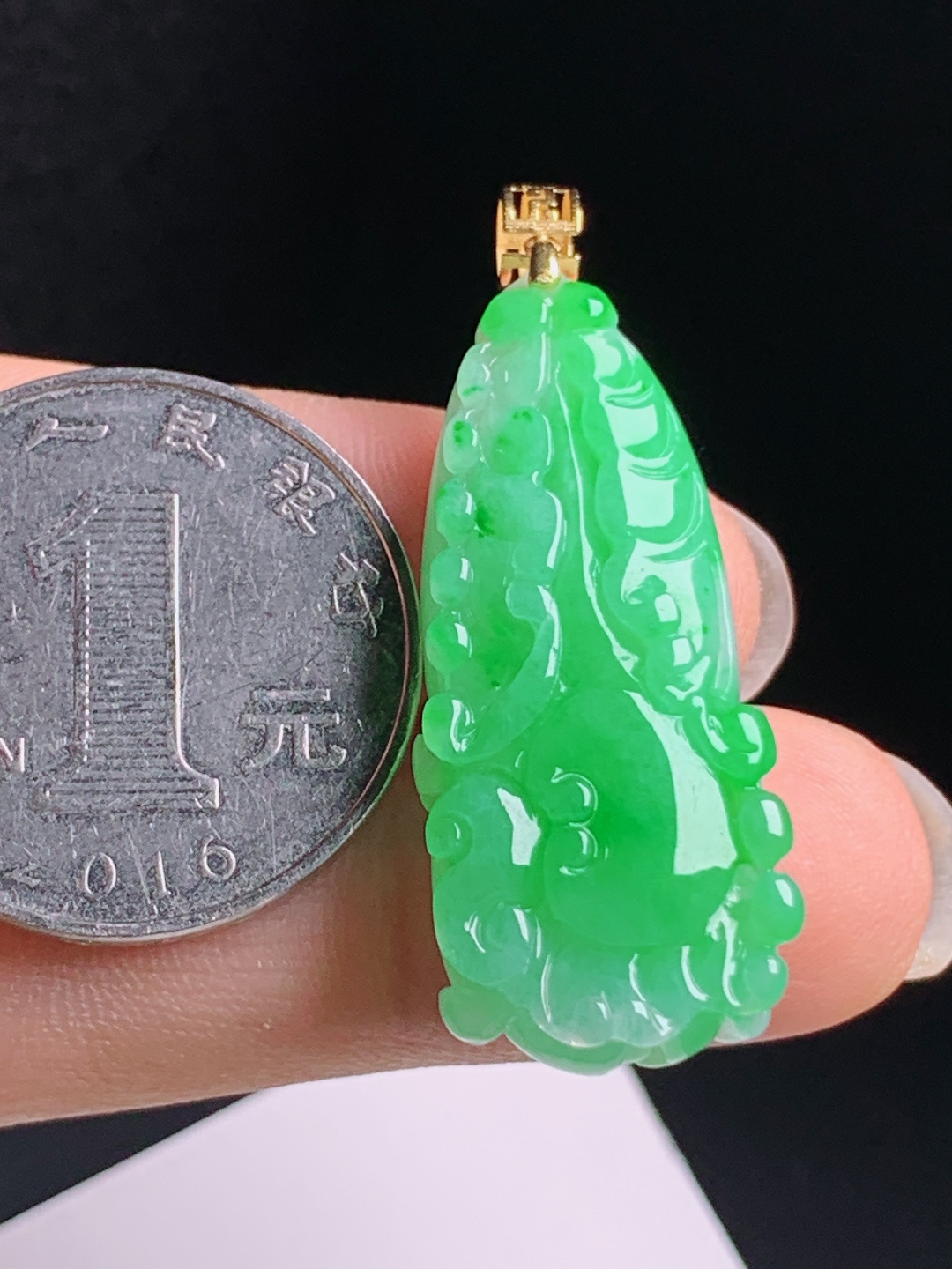 正阳绿白菜吊坠，胶感十足水头通透，雕工立体精致，福气满满 03