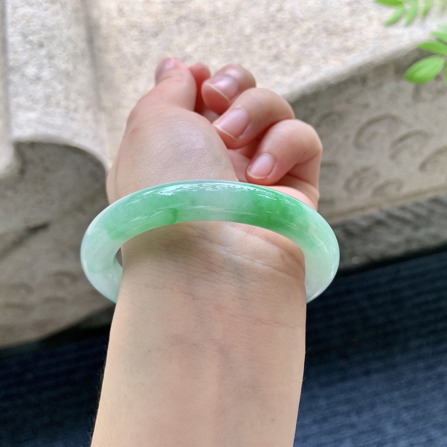 圆条52 53【圈口】53.8/9.5/9.3【编码】AD070915【描述】细糯飘阳绿，水润，种老，细腻，打灯有絮线