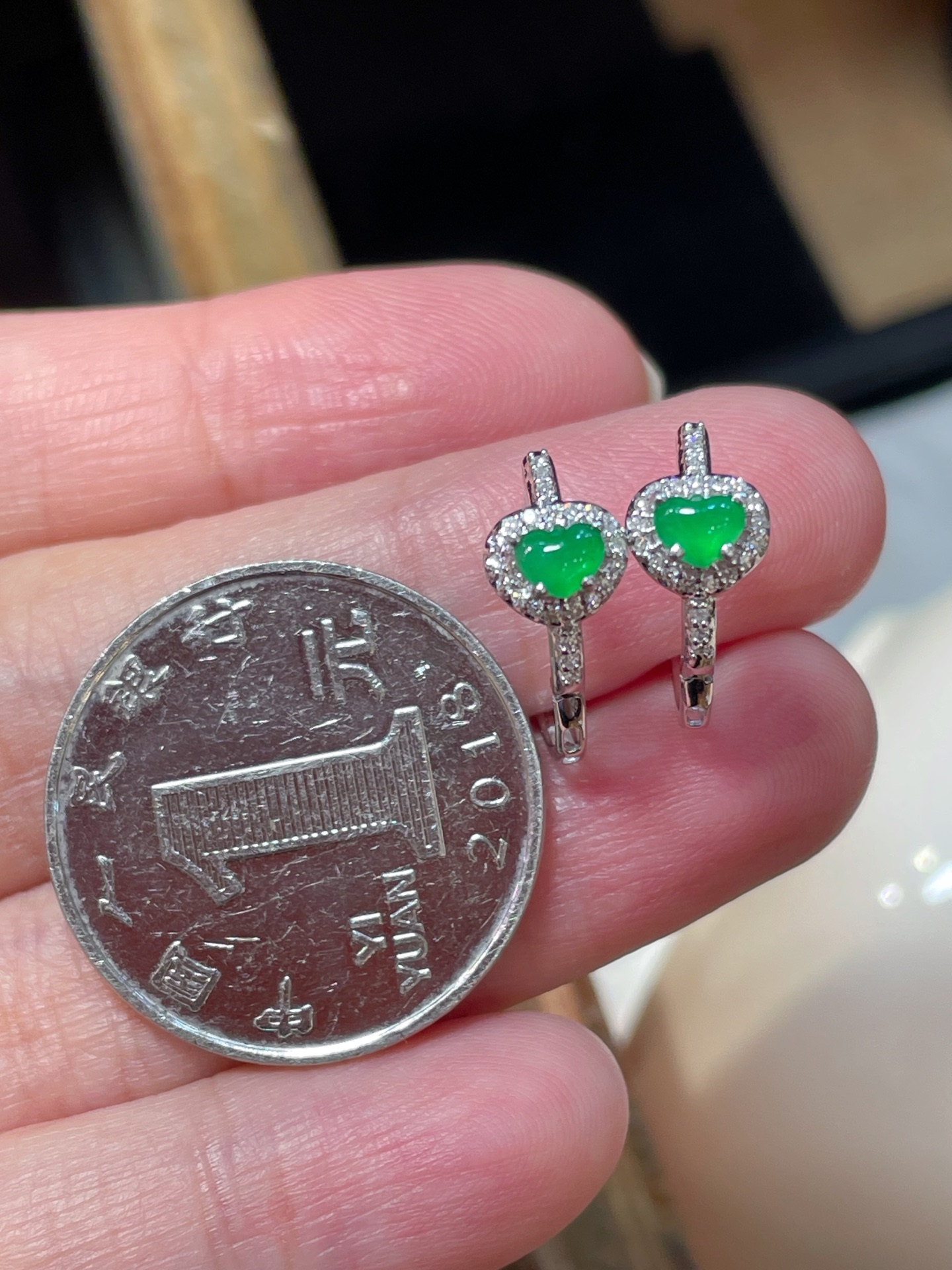 ️ 性比 精品阳绿翡翠爱心耳钉，爱意满满 18k真金真钻镶嵌，料子干净起光 精品质量，佩戴时尚优雅